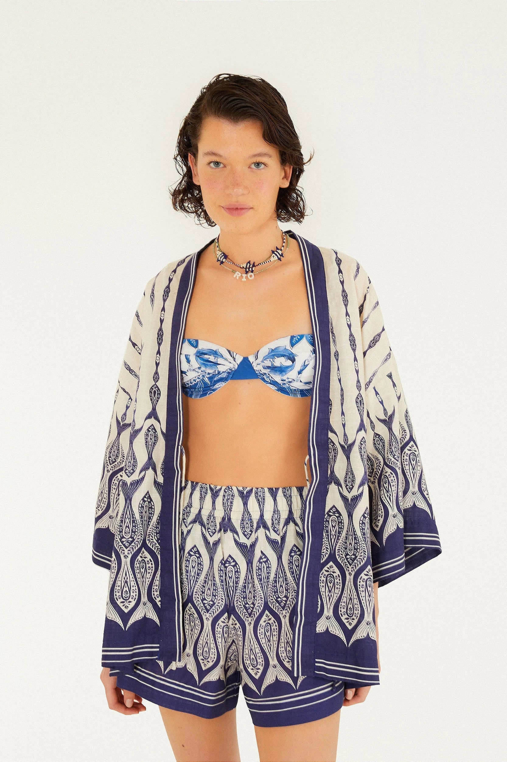 Kimono estampado FARM Rio azul e coral, com mangas amplas e tecido fluido — visual leve e moderno.