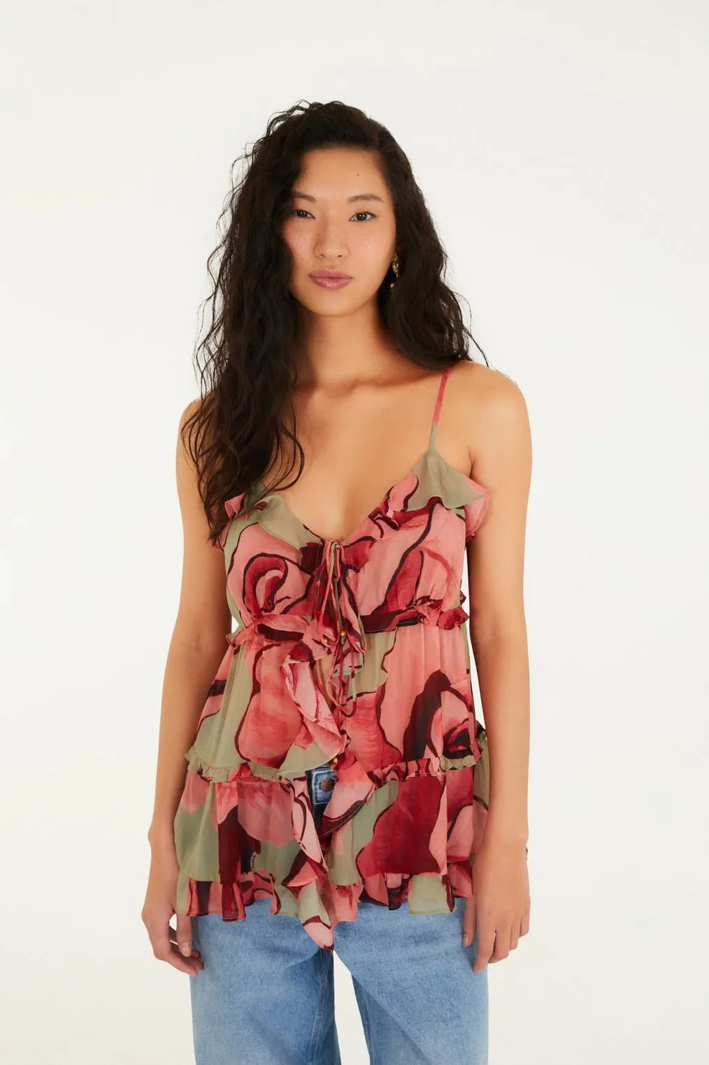 Modelo de frente usando a Blusa Estampada Rosas Pintadas FARM, com decote profundo e laço central.