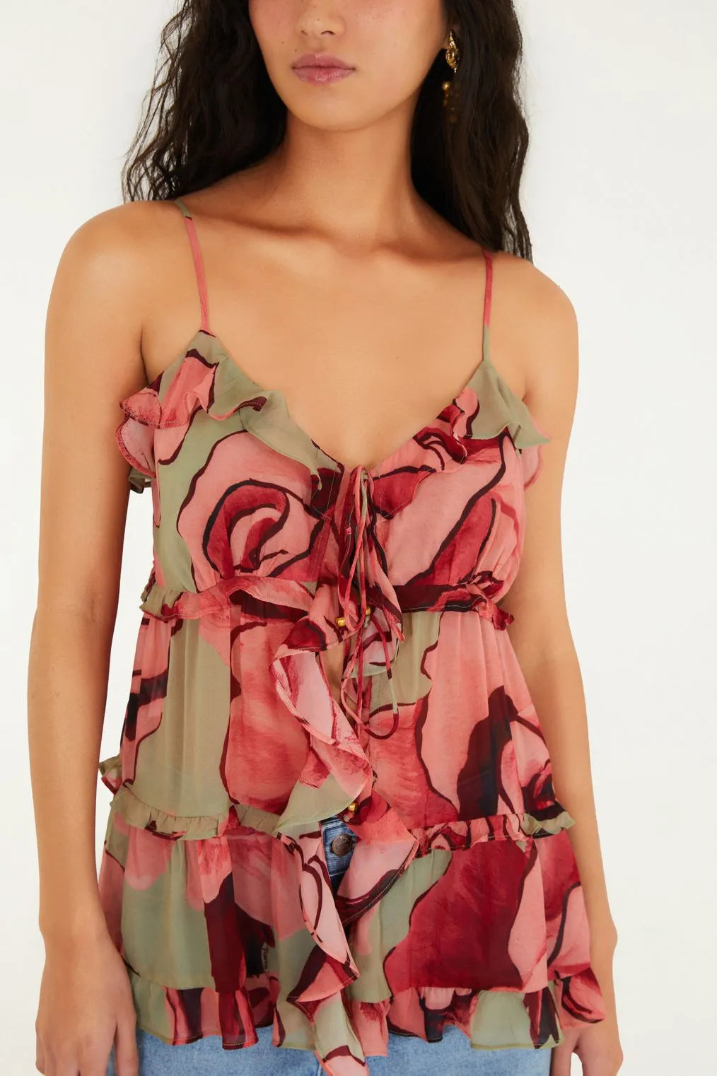 Look casual com a Blusa Rosas Pintadas FARM combinada com jeans em cenário iluminado.