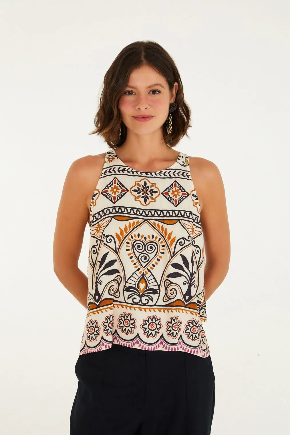 Modelo de frente usando a Regata Estampada Adriele FARM, com decote redondo e tecido leve estampado.