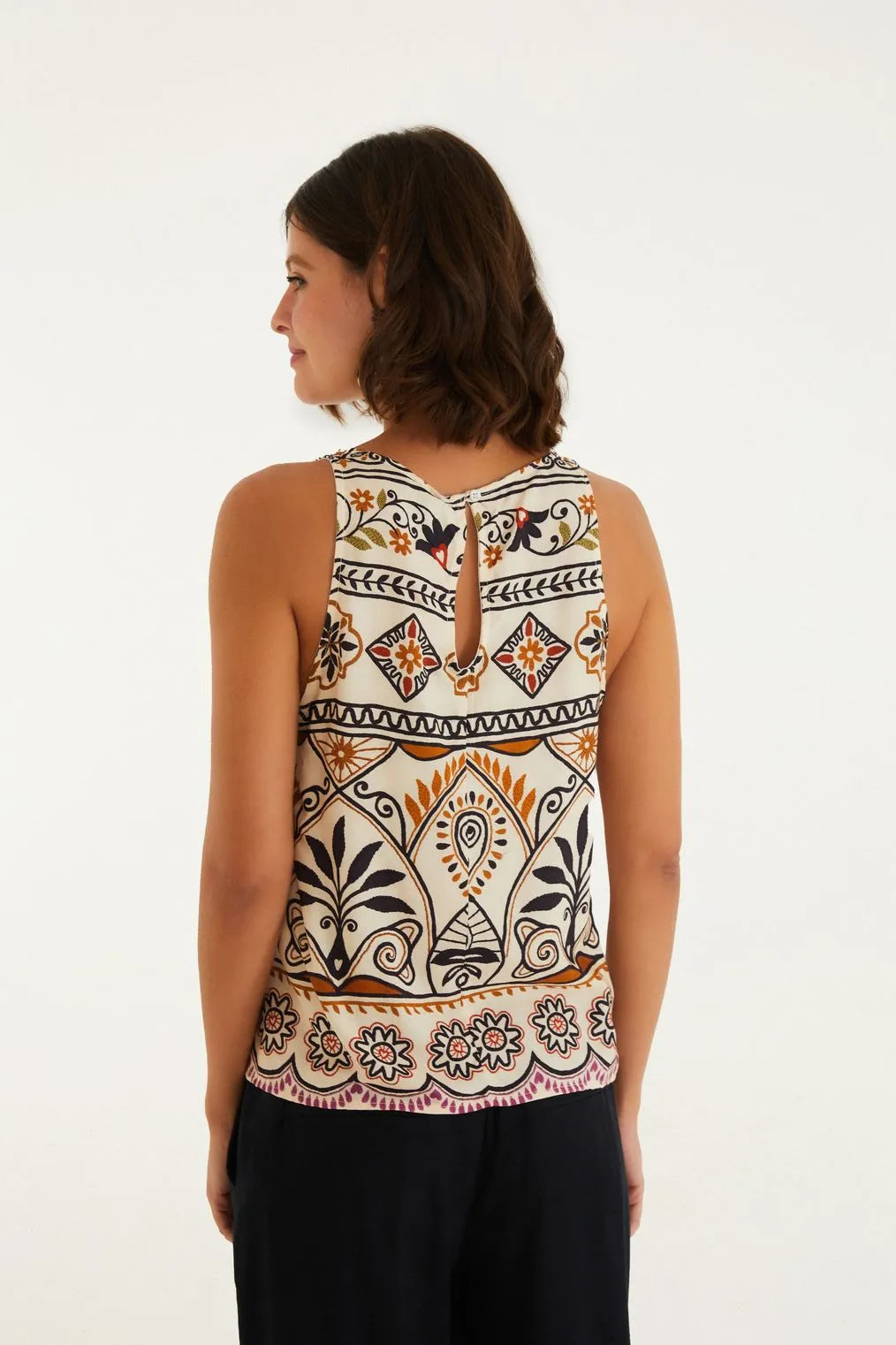 Vista de costas da Regata Estampada Adriele FARM, destacando o caimento fluido.