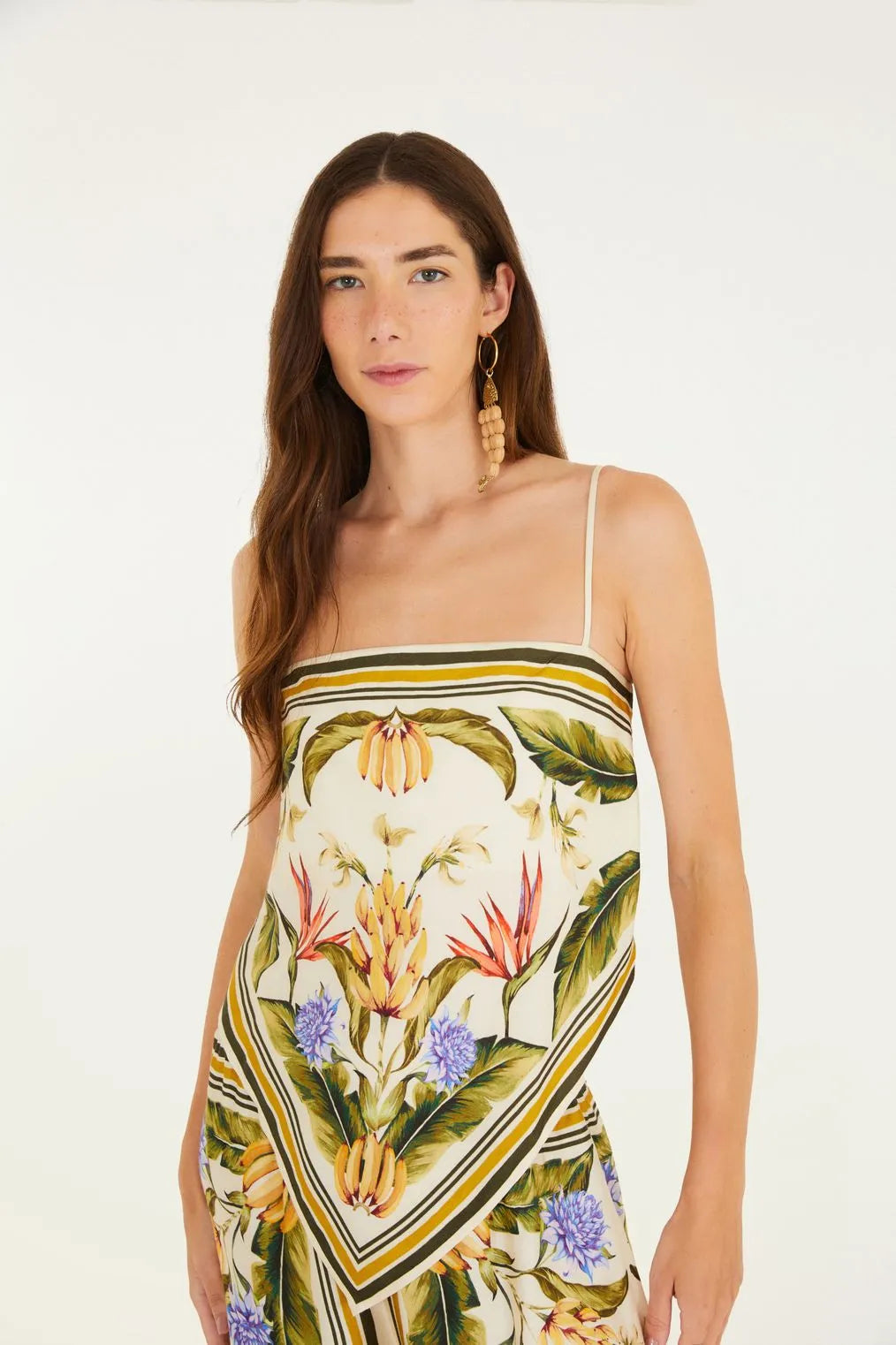 Modelo de frente usando a Regata Estampada Lenço Tropical FARM, com alças finas e estampa vibrante.