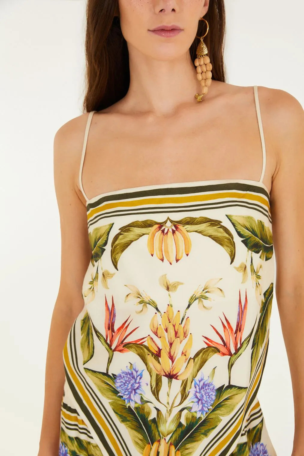 Textura do tecido leve e suave da Regata Estampada Lenço Tropical FARM.