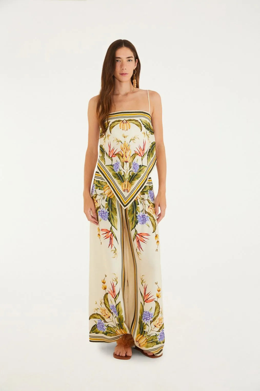 Vista ampla mostrando o look completo com a Regata Lenço Tropical FARM em cenário de verão.