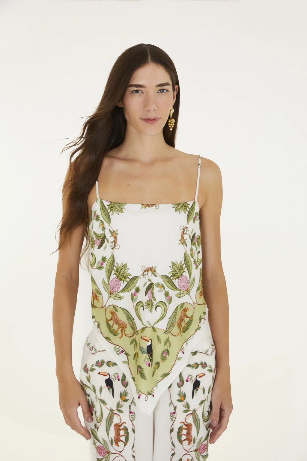 Modelo de frente usando a Regata Lenço Floresta Doce FARM, com estampa tropical e corte fluido.