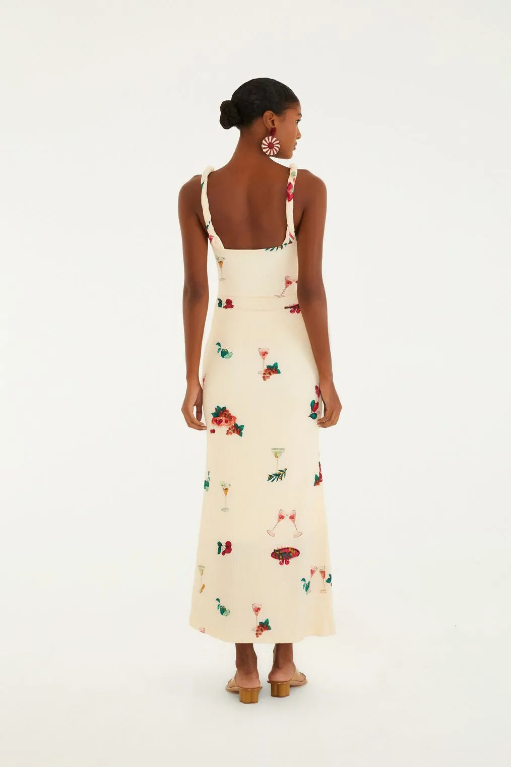 Vista de costas do Vestido Alça Torcida FARM, com tecido leve e estampa tropical vibrante.