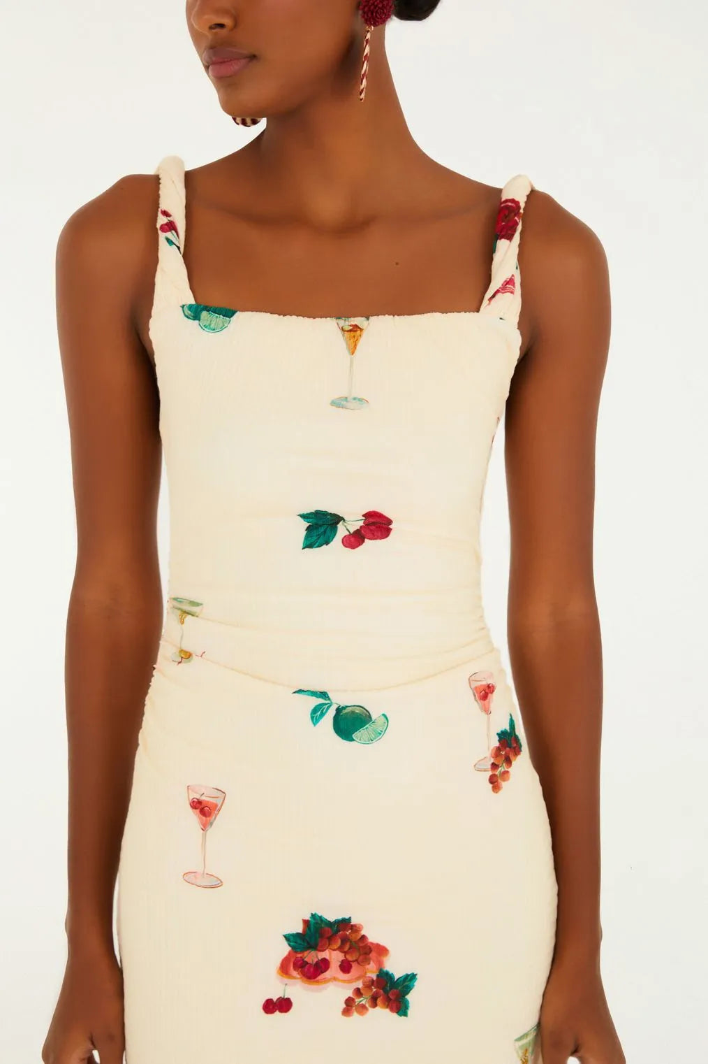 Look casual com o Vestido Coquetel Tropical FARM em ambiente de verão iluminado.