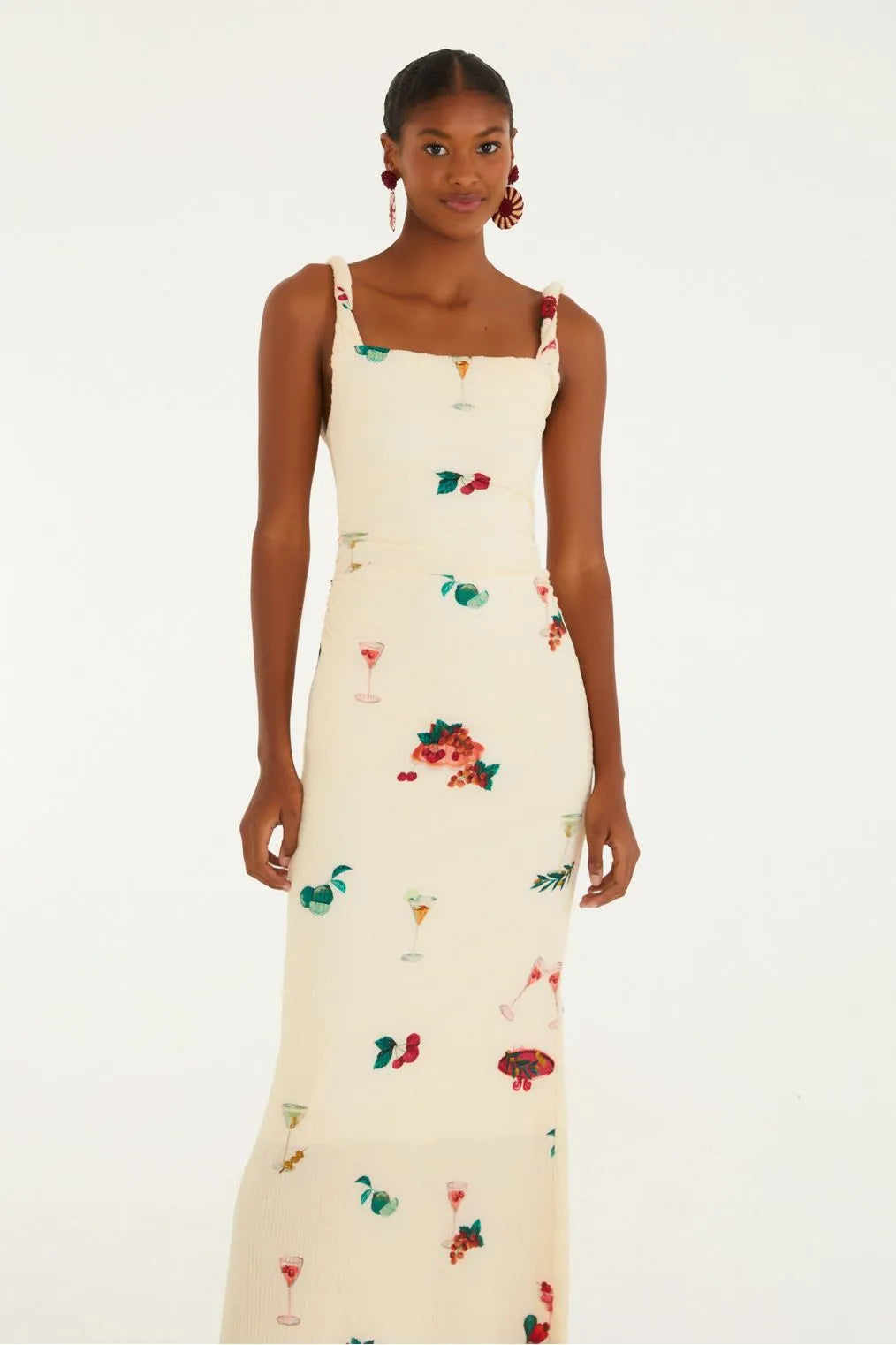 Vista ampla mostrando o look completo com o Vestido Alça Torcida Estampado Coquetel Tropical FARM.