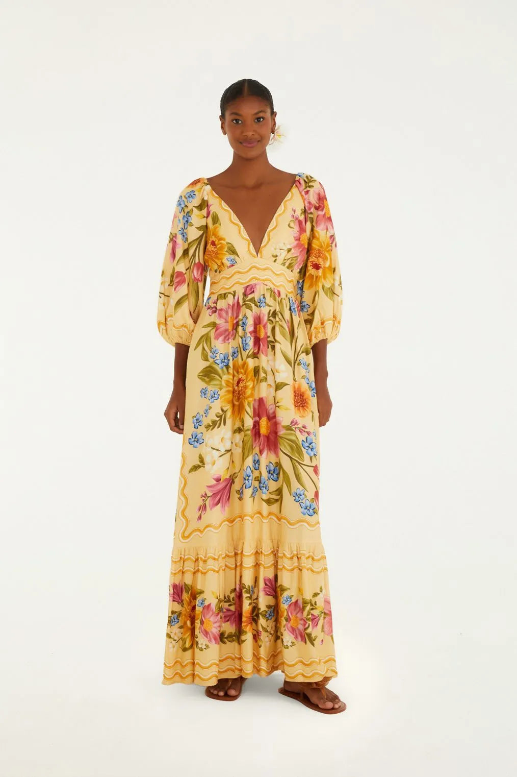 Modelo de frente usando o Vestido Cropped Estampado Floral Mari FARM, com decote em V e mangas bufantes.