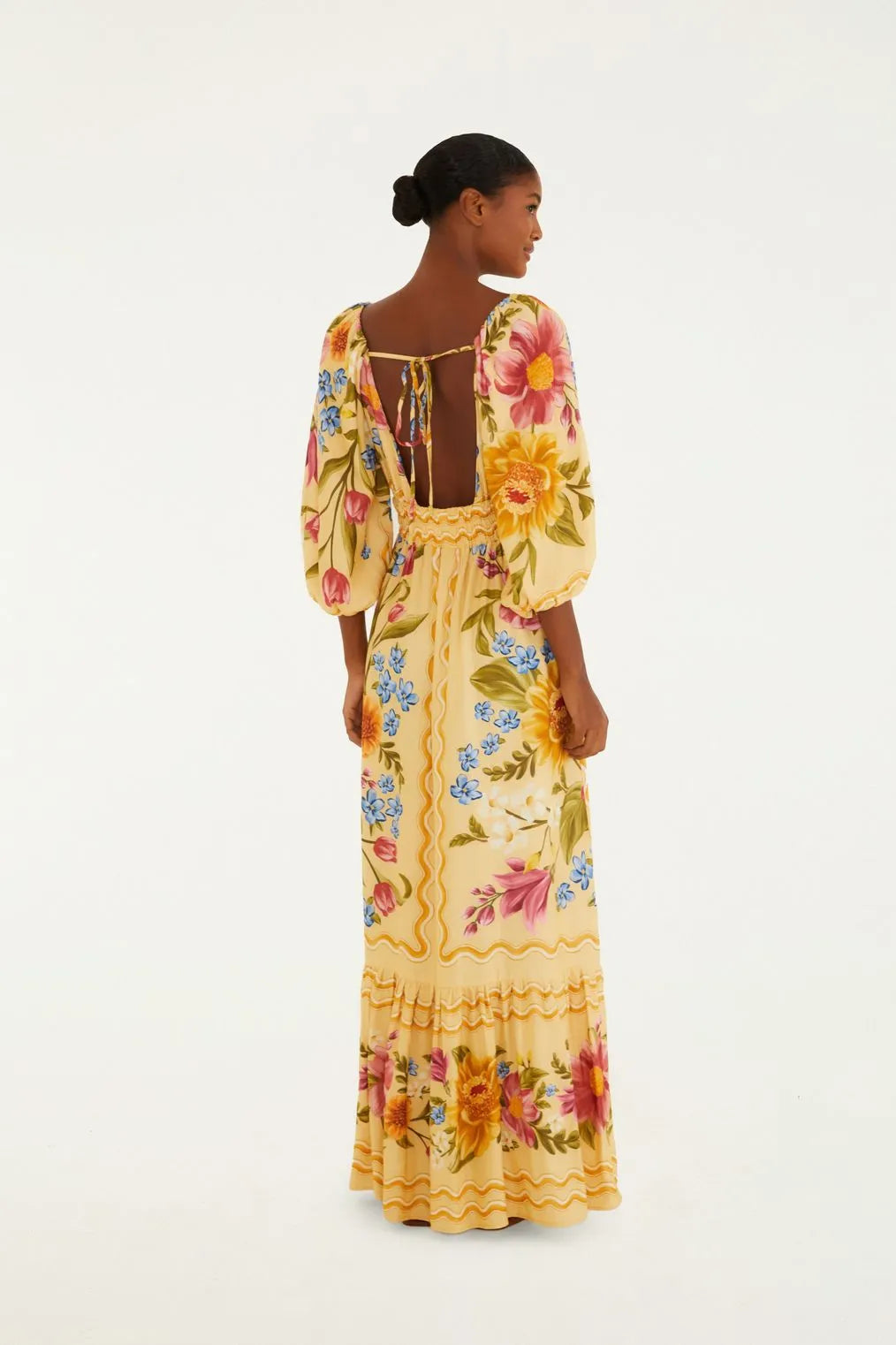 Vista de costas do Vestido Cropped Floral Mari FARM, com modelagem fluida e tecido leve.