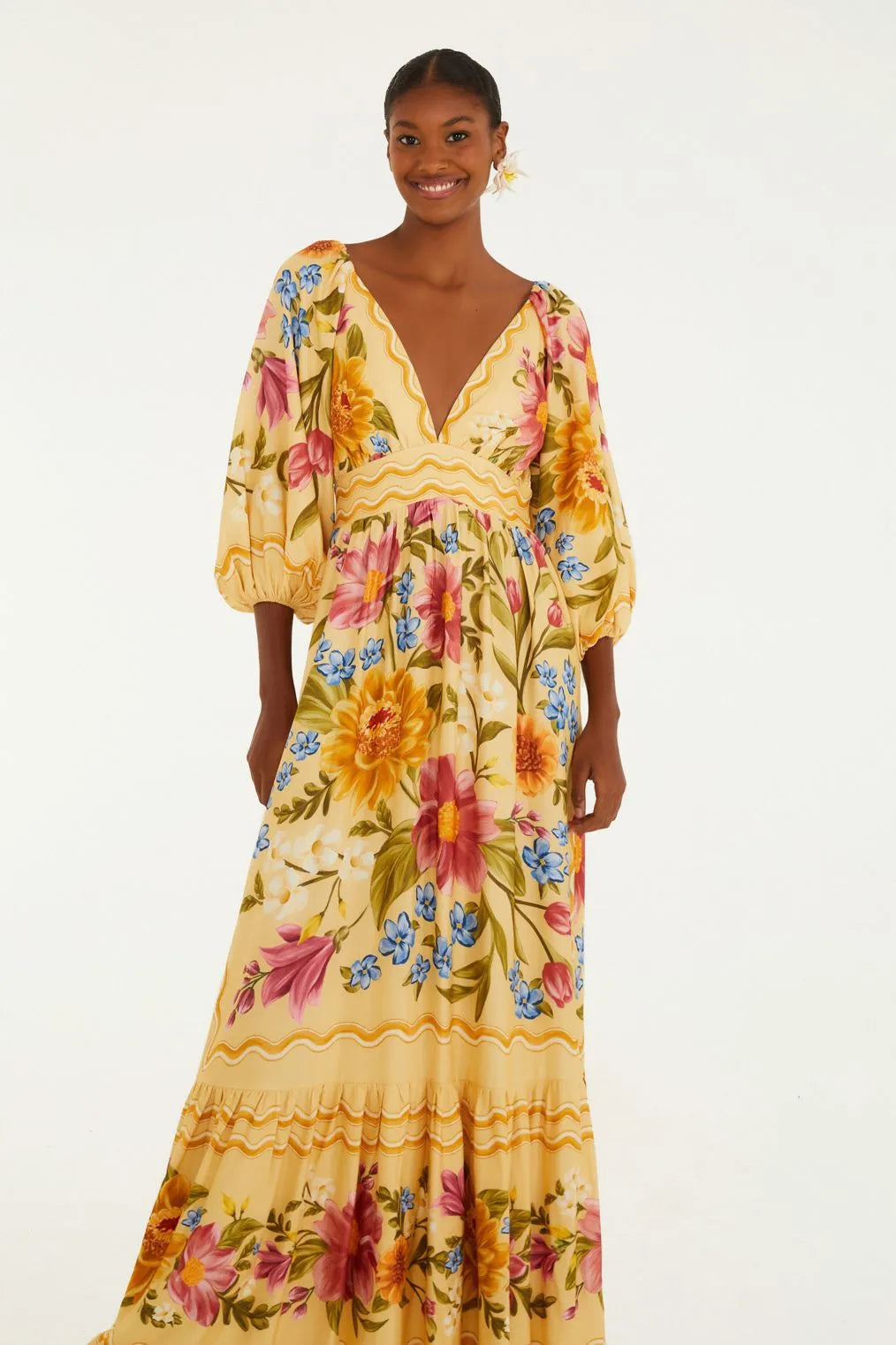 Look casual com o Vestido Floral Mari FARM em cenário natural e iluminado.