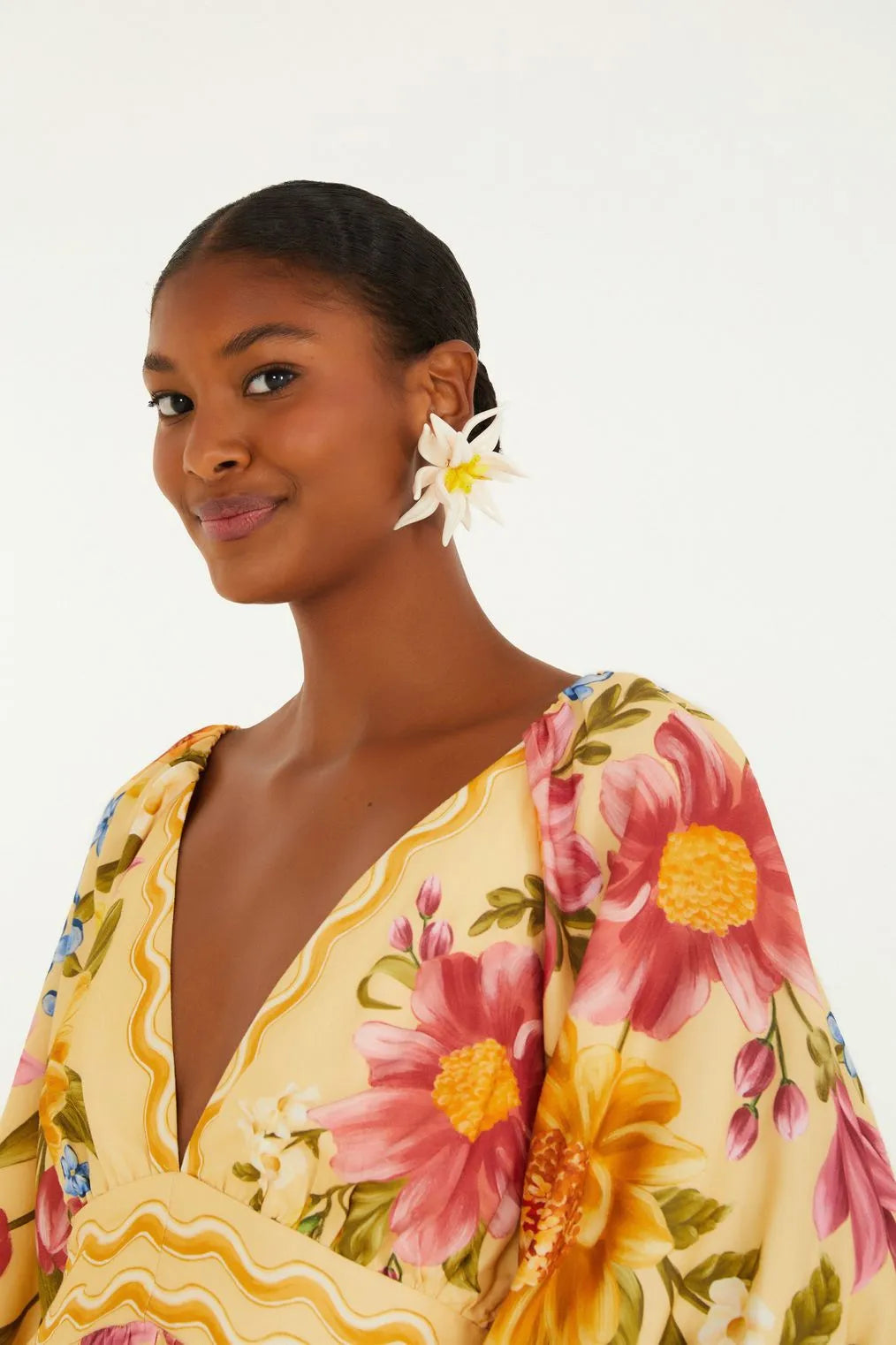 Close no decote em V profundo do Vestido Cropped Floral Mari FARM.