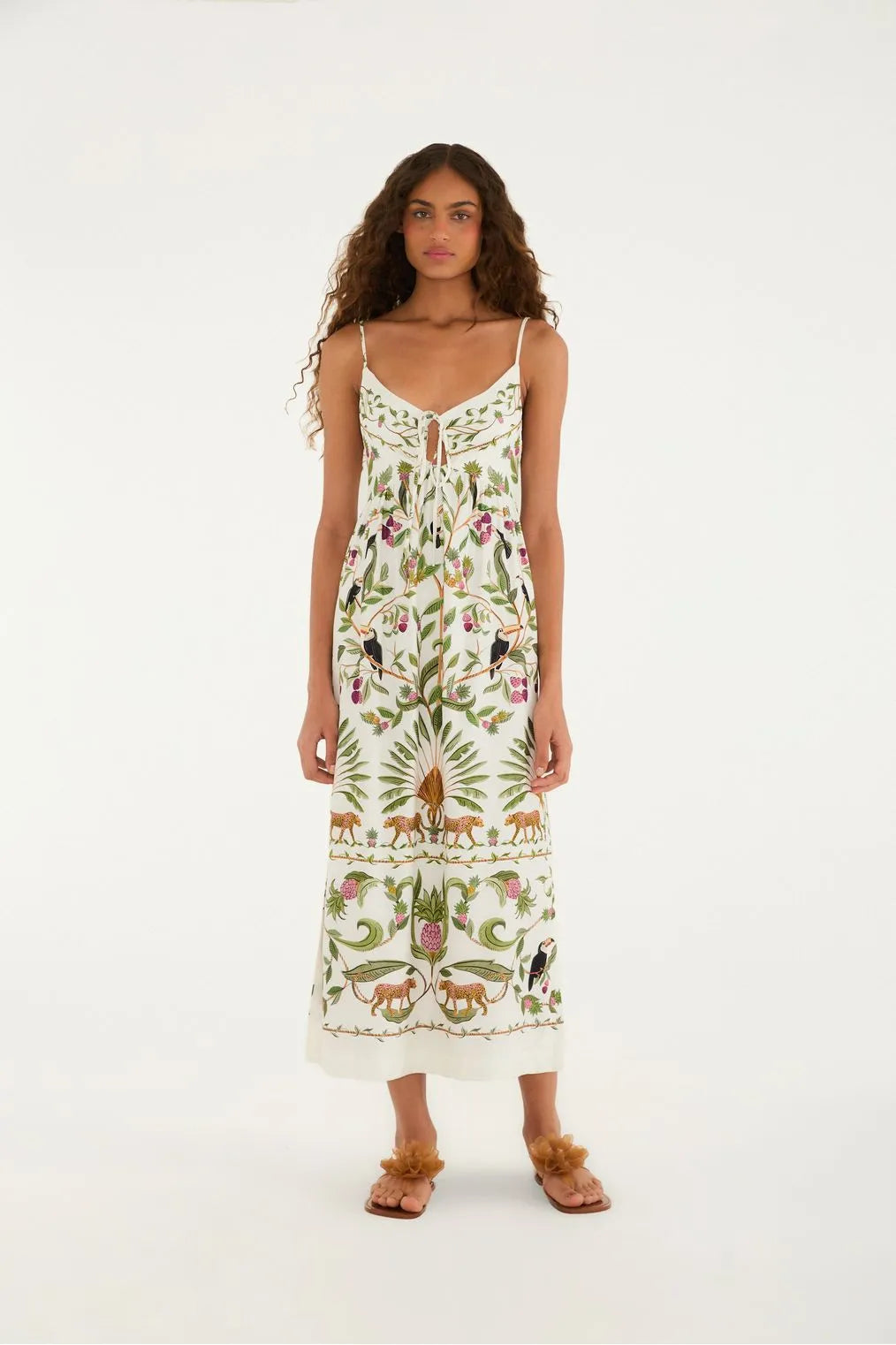 Modelo de frente usando o Vestido Cropped Estampado Floresta Doce FARM, com decote profundo e alças finas ajustáveis.