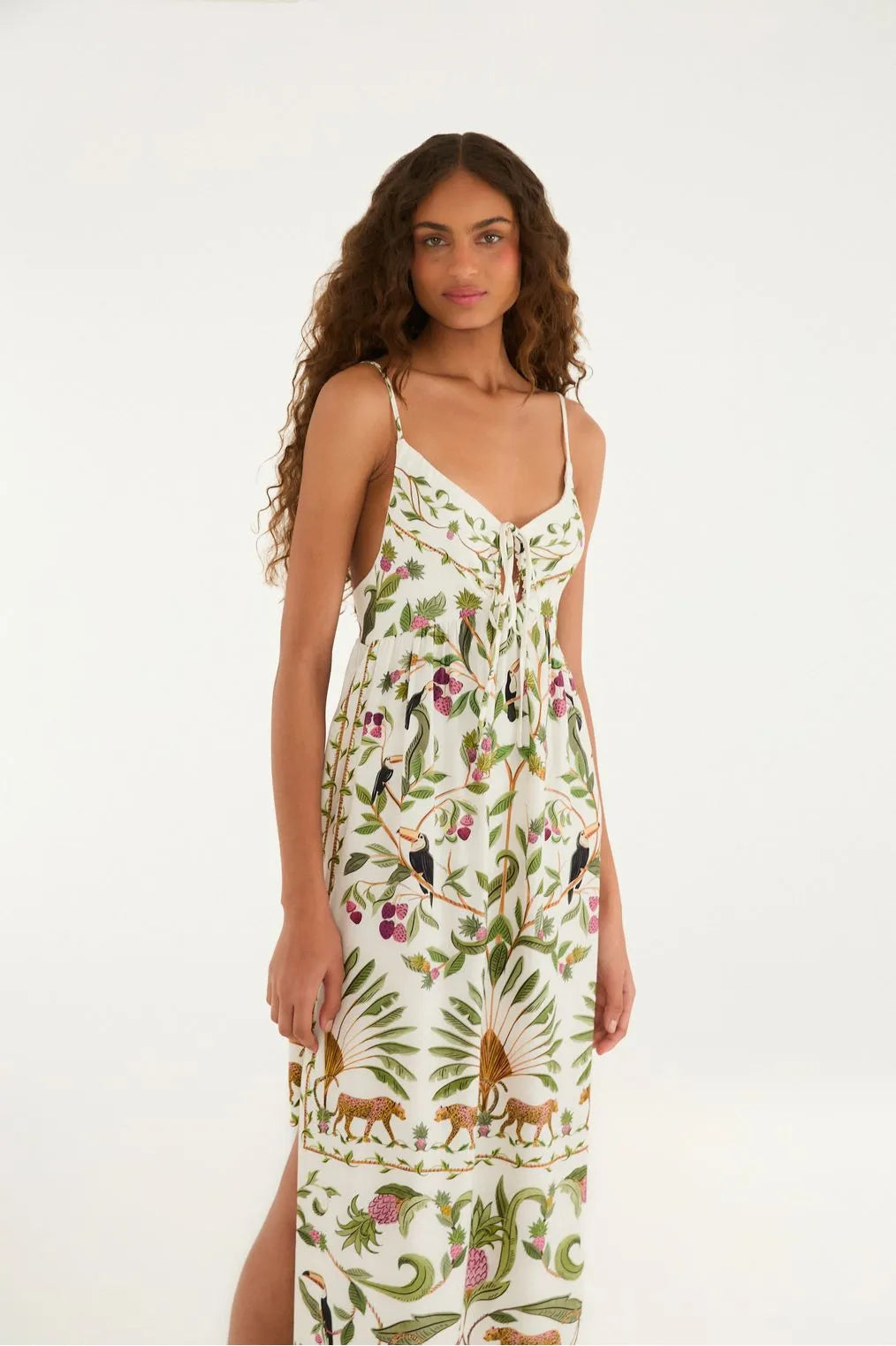 Vista lateral do Vestido Floresta Doce FARM mostrando o caimento leve e o corte fluido.