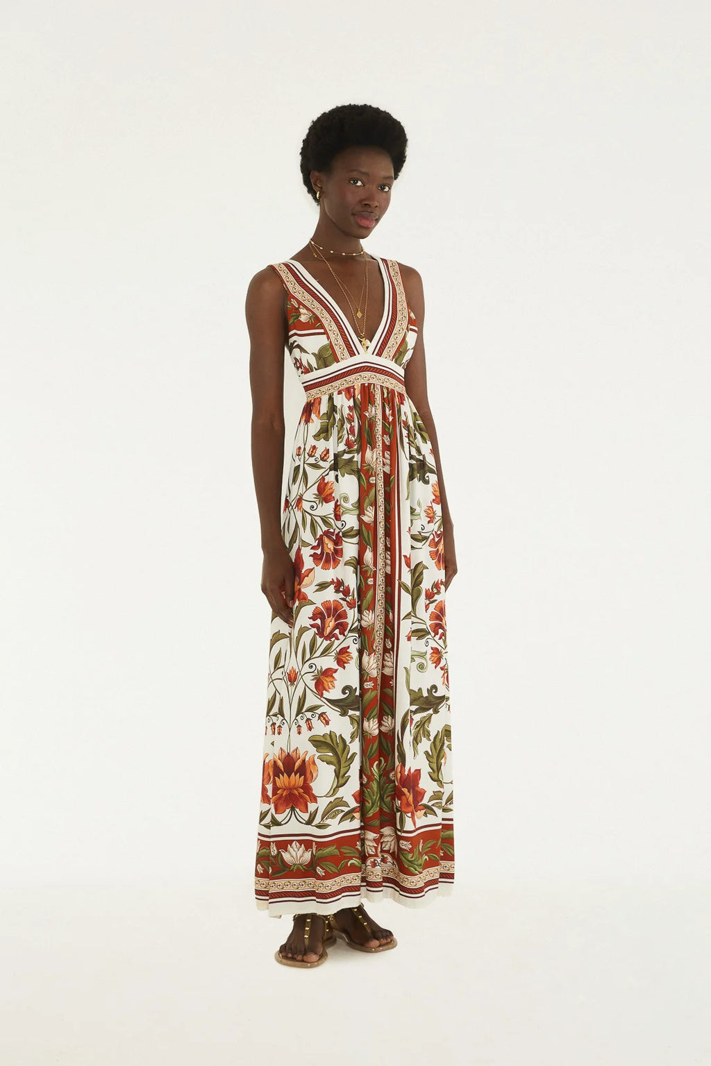 Modelo de frente usando o Vestido Cropped Natalia FARM, com tecido leve e estampa vibrante.