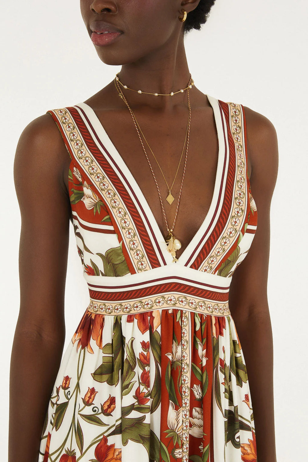 Close na estampa Natalia FARM com tons tropicais e desenho exclusivo.