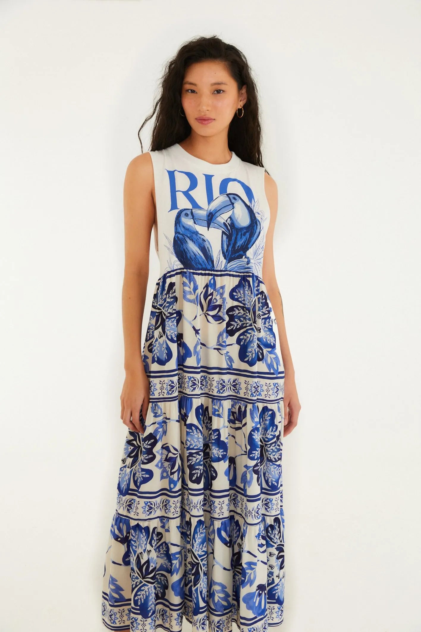 Composição de look com o Vestido Cropped Regata Rio Tucanos FARM em cenário casual de verão.