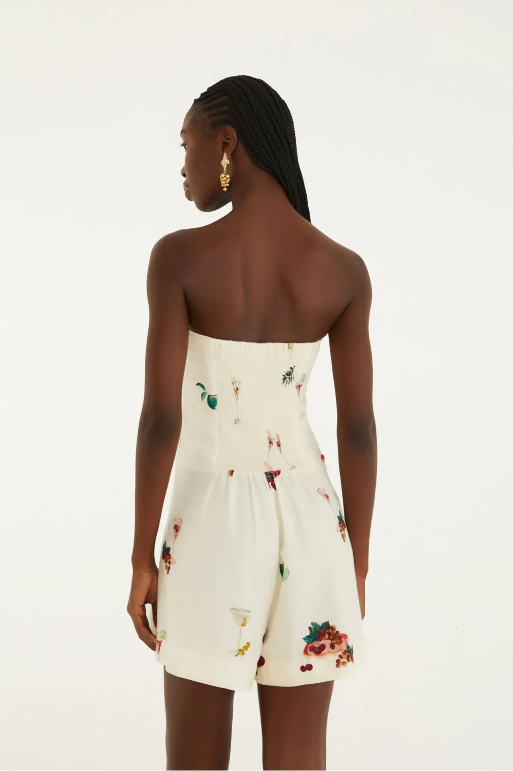 Vista de costas do Vestido Curto Coquetel Tropical FARM, com modelagem leve e estampa vibrante.