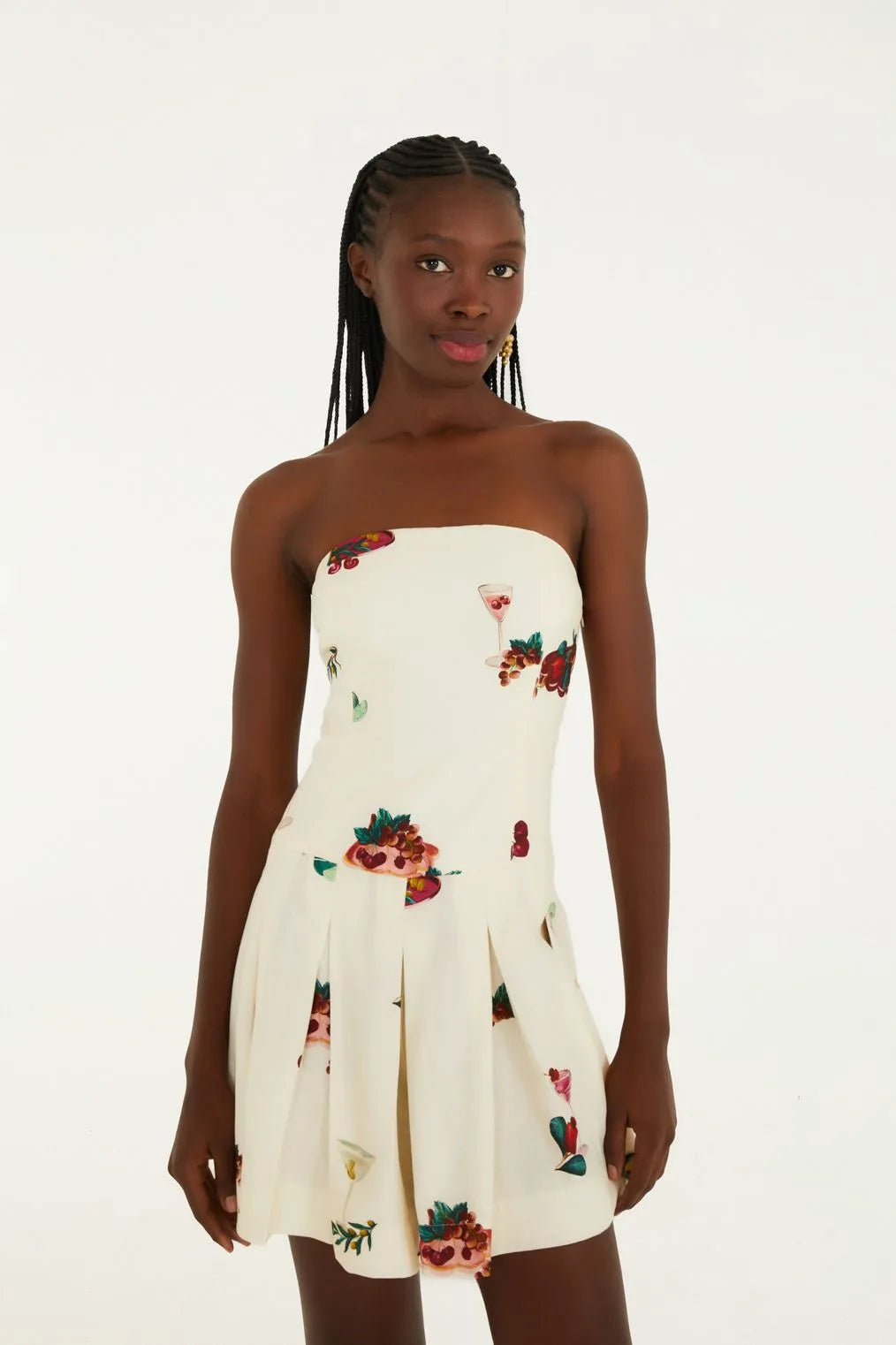 Look casual com o Vestido Coquetel Tropical FARM em cenário iluminado e natural.