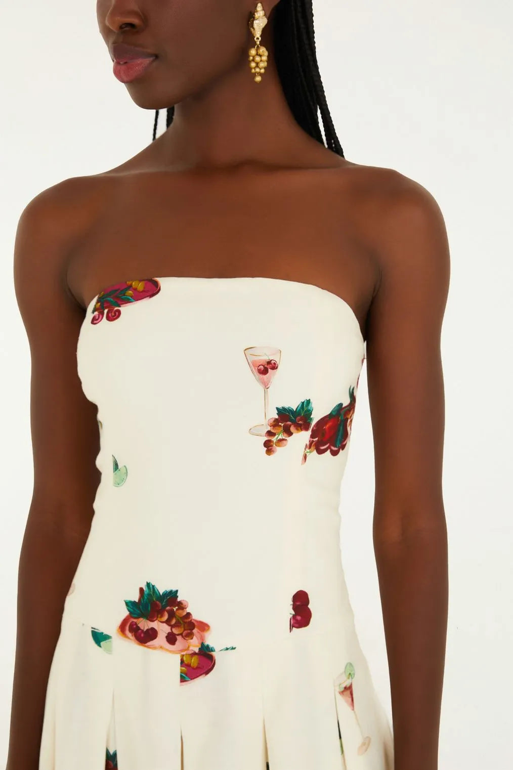 Close na estampa Coquetel Tropical FARM com cores alegres e padrão floral.