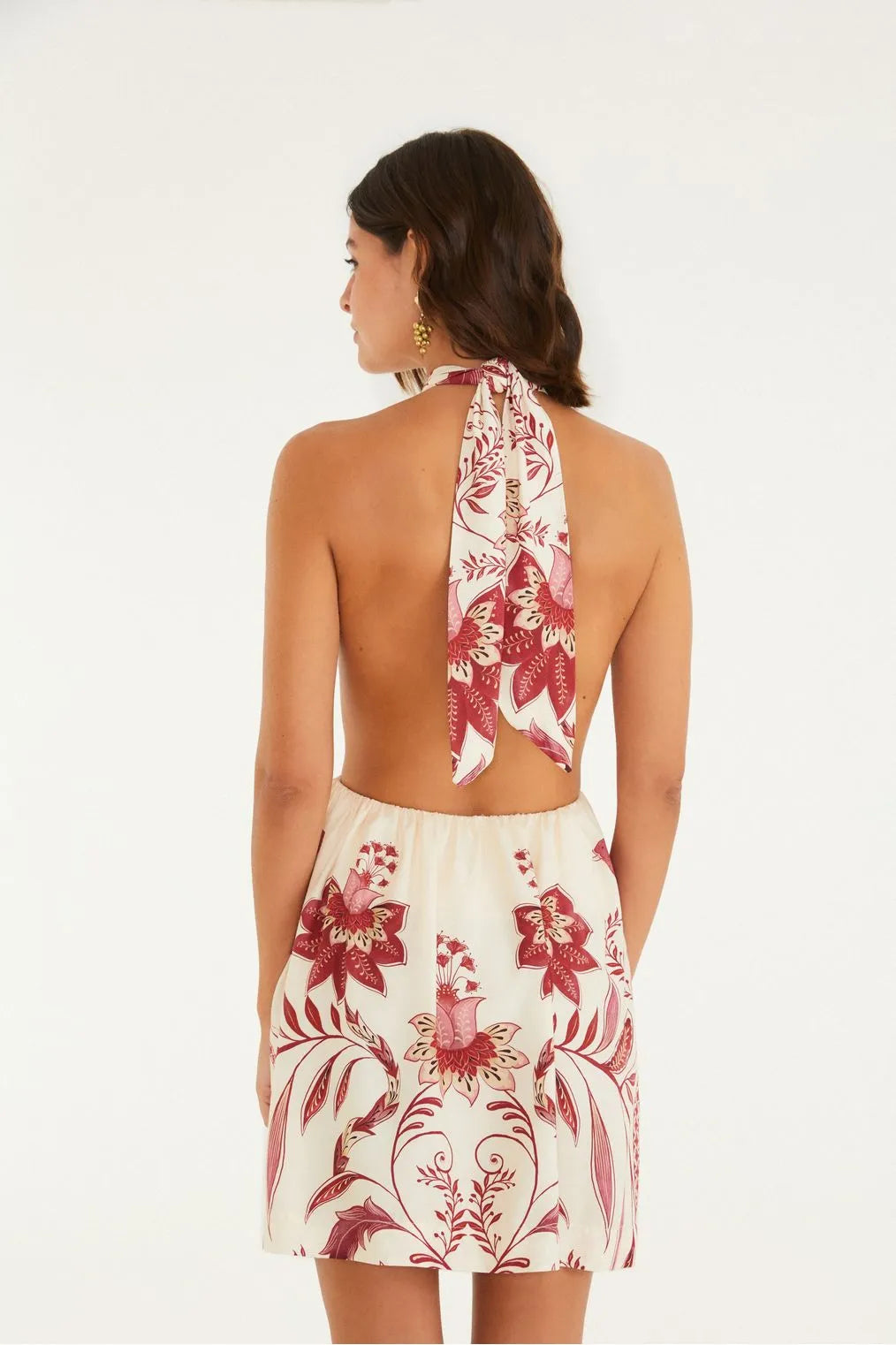 Vista de costas do Vestido Curto Nina FARM, destacando tiras ajustáveis e caimento natural.