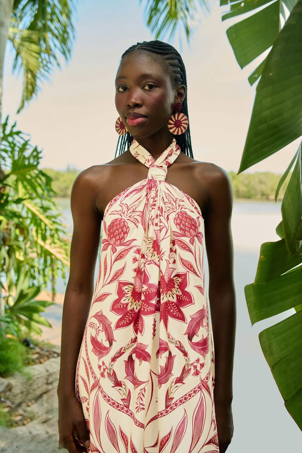 Lifestyle externo com o Vestido Curto Nina FARM em cenário natural.