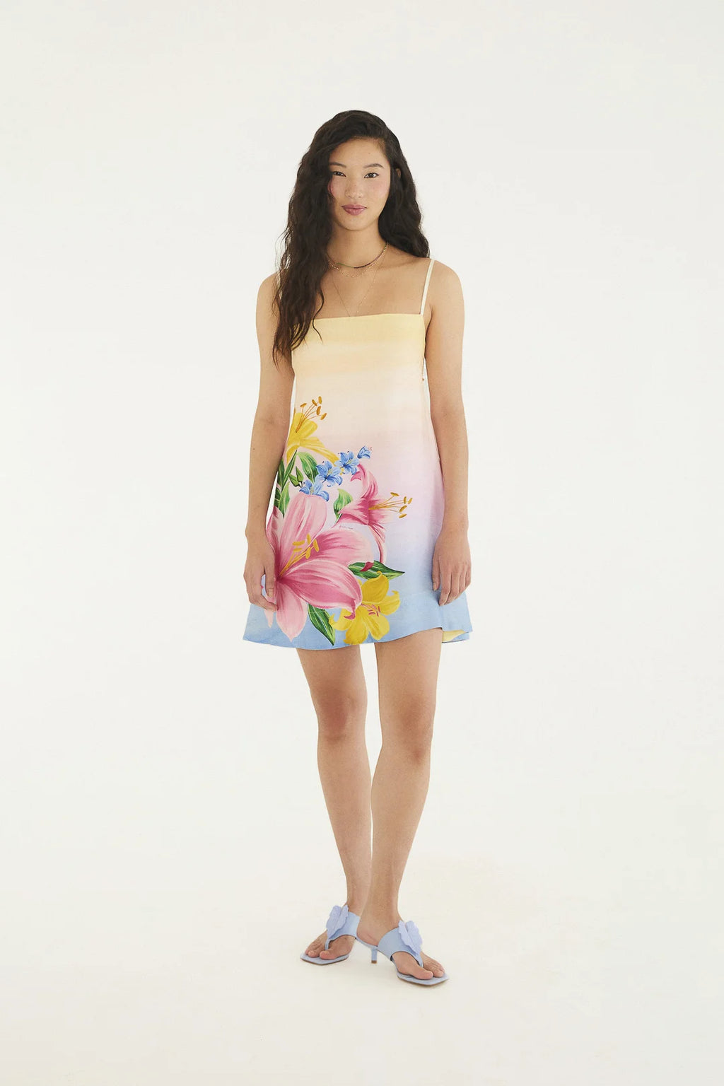Modelo de frente usando o Vestido Curto Floral Lena FARM, com estampa vibrante e modelagem leve.