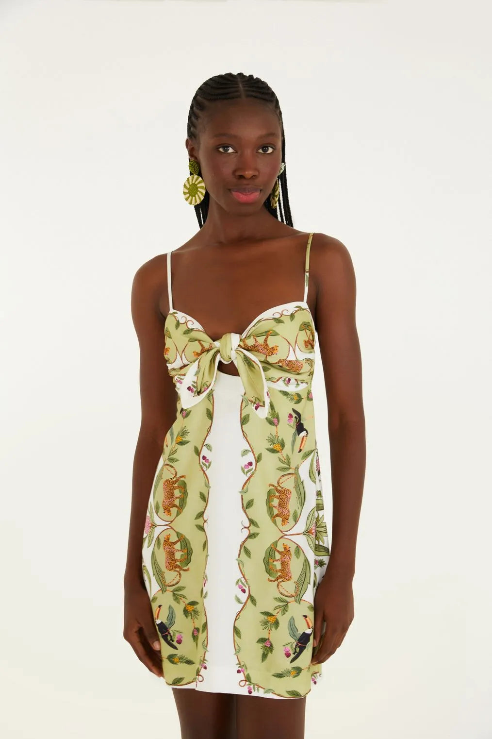 Modelo de frente usando o Vestido Curto Lenço Estampado Floresta Doce FARM, com decote em laço e alças finas.