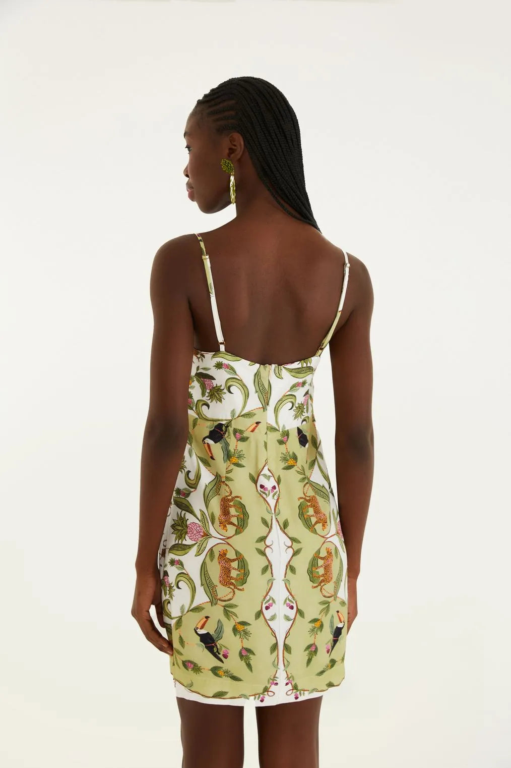 Vista de costas do Vestido Curto Floresta Doce FARM, com alças finas e modelagem natural.