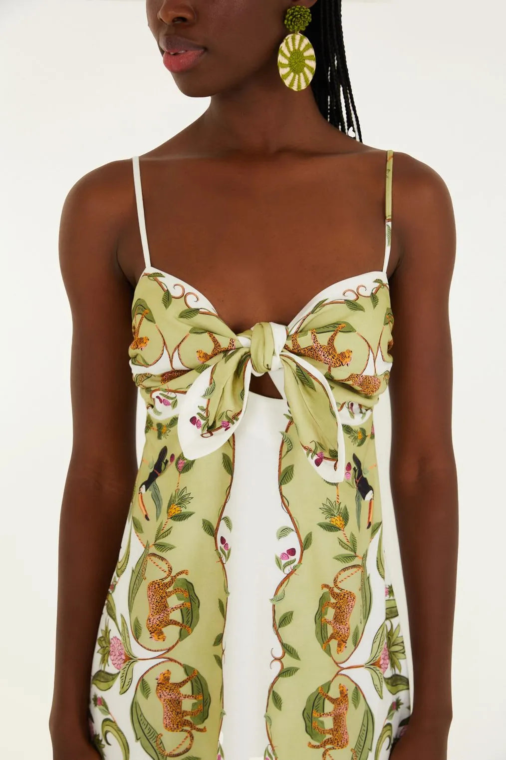 Look casual com o Vestido Floresta Doce FARM em cenário iluminado e natural.