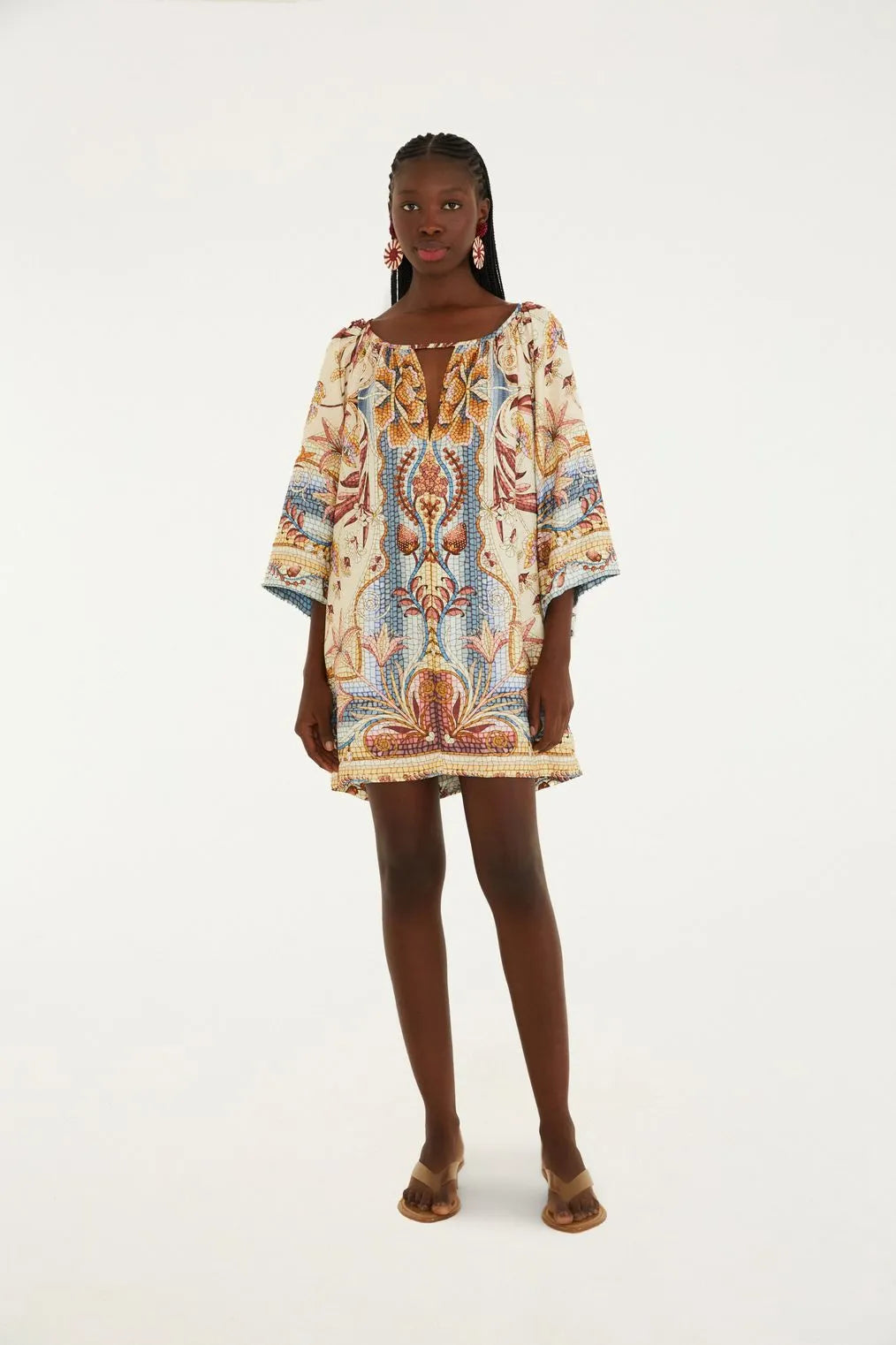 Modelo de frente usando o Vestido Curto Manga Estampado Vitral do Mar FARM, com decote quadrado e mangas amplas.