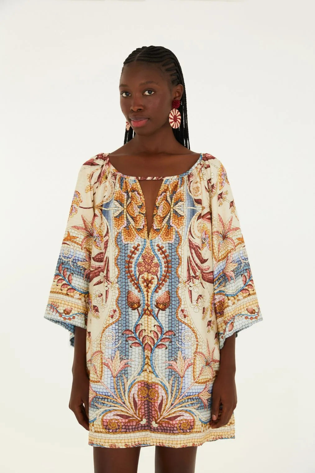 Look casual com o Vestido Vitral do Mar FARM em cenário de verão iluminado.