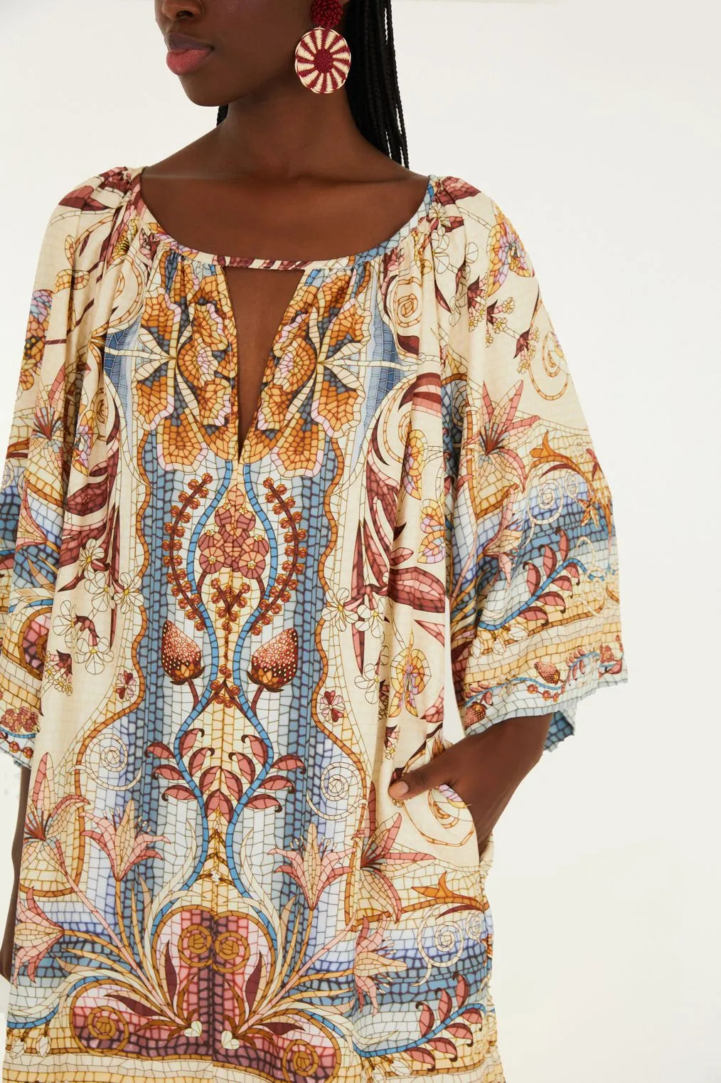 Close na estampa Vitral do Mar FARM com tons azuis e padrões inspirados no oceano.