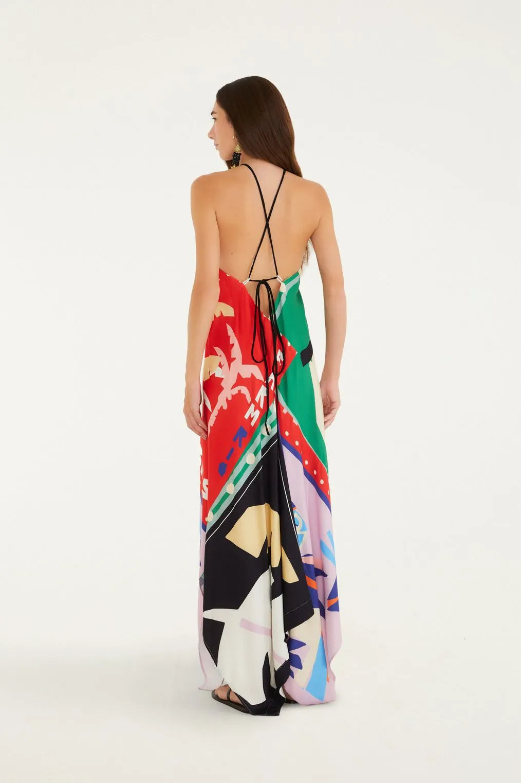 Vista de costas do Vestido Frente Única FARM com amarração no pescoço e tecido leve.