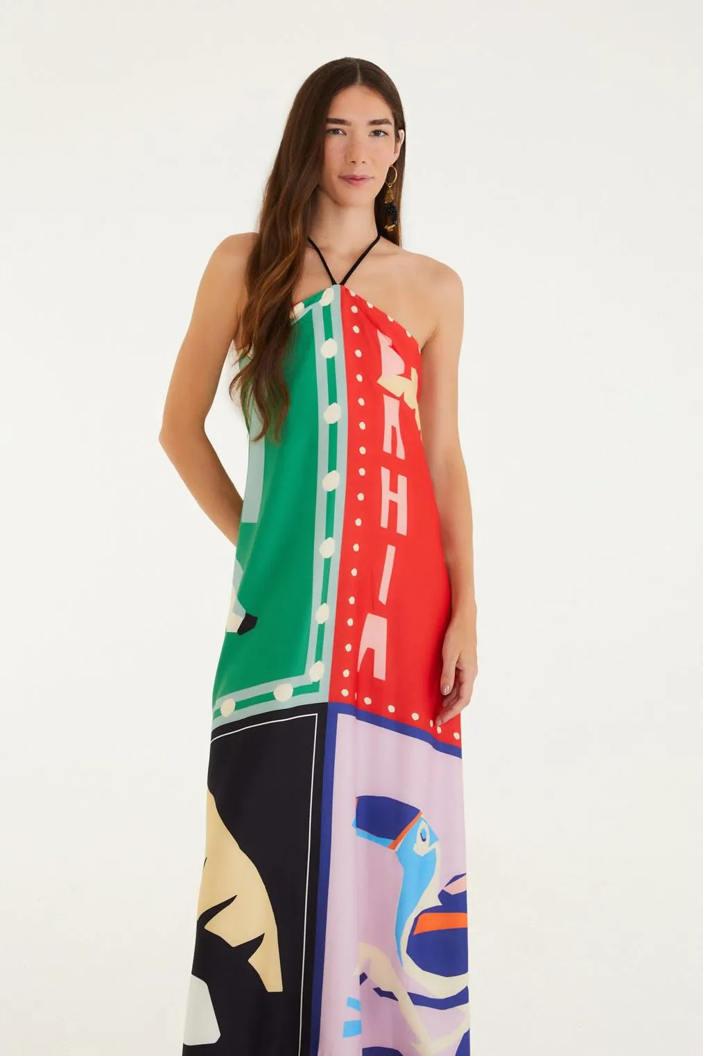 Look casual com o Vestido Lenço Brasil FARM em cenário natural e iluminado.