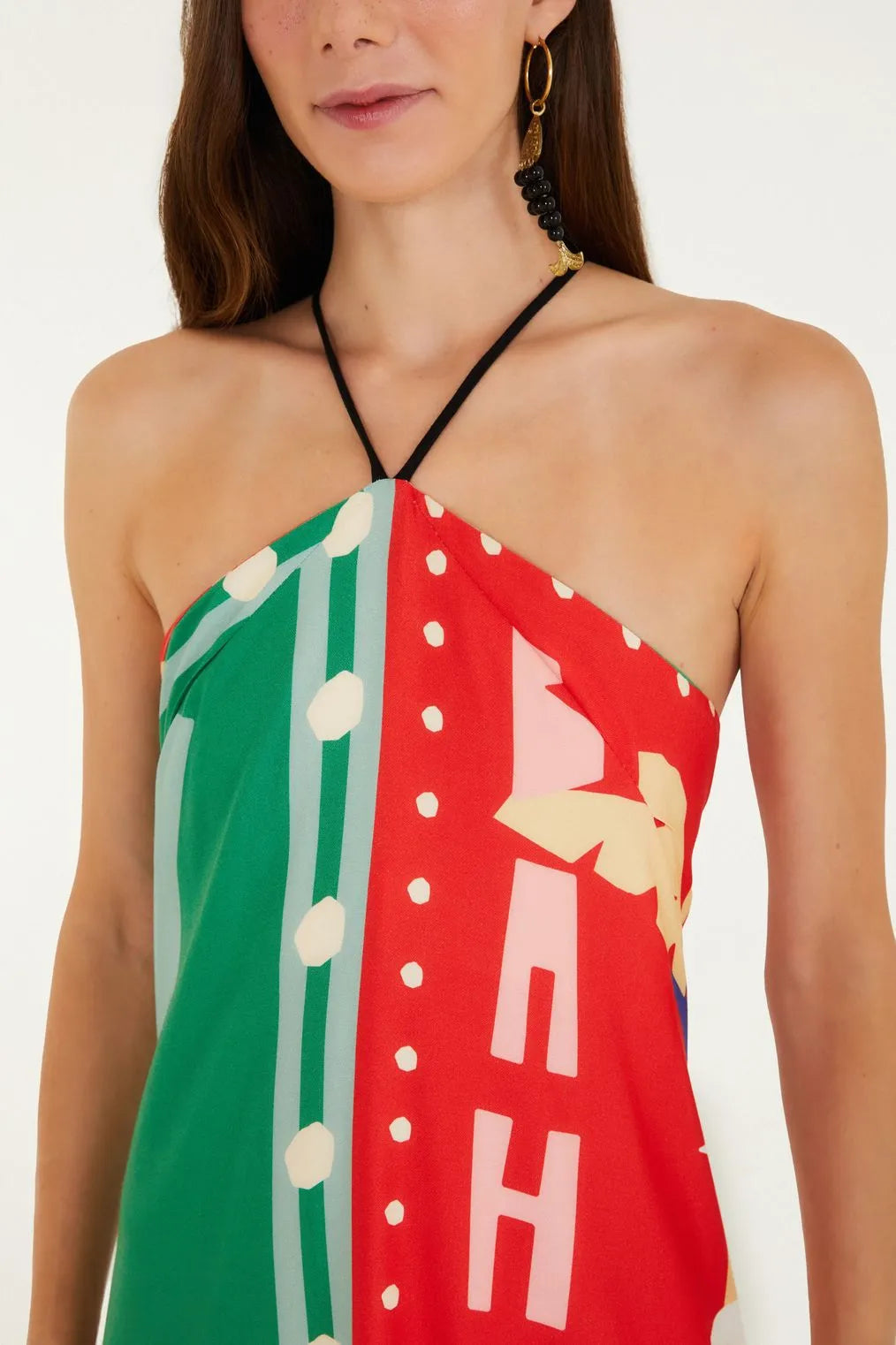 Close na estampa Lenço Brasil FARM com cores vibrantes e desenhos tropicais.