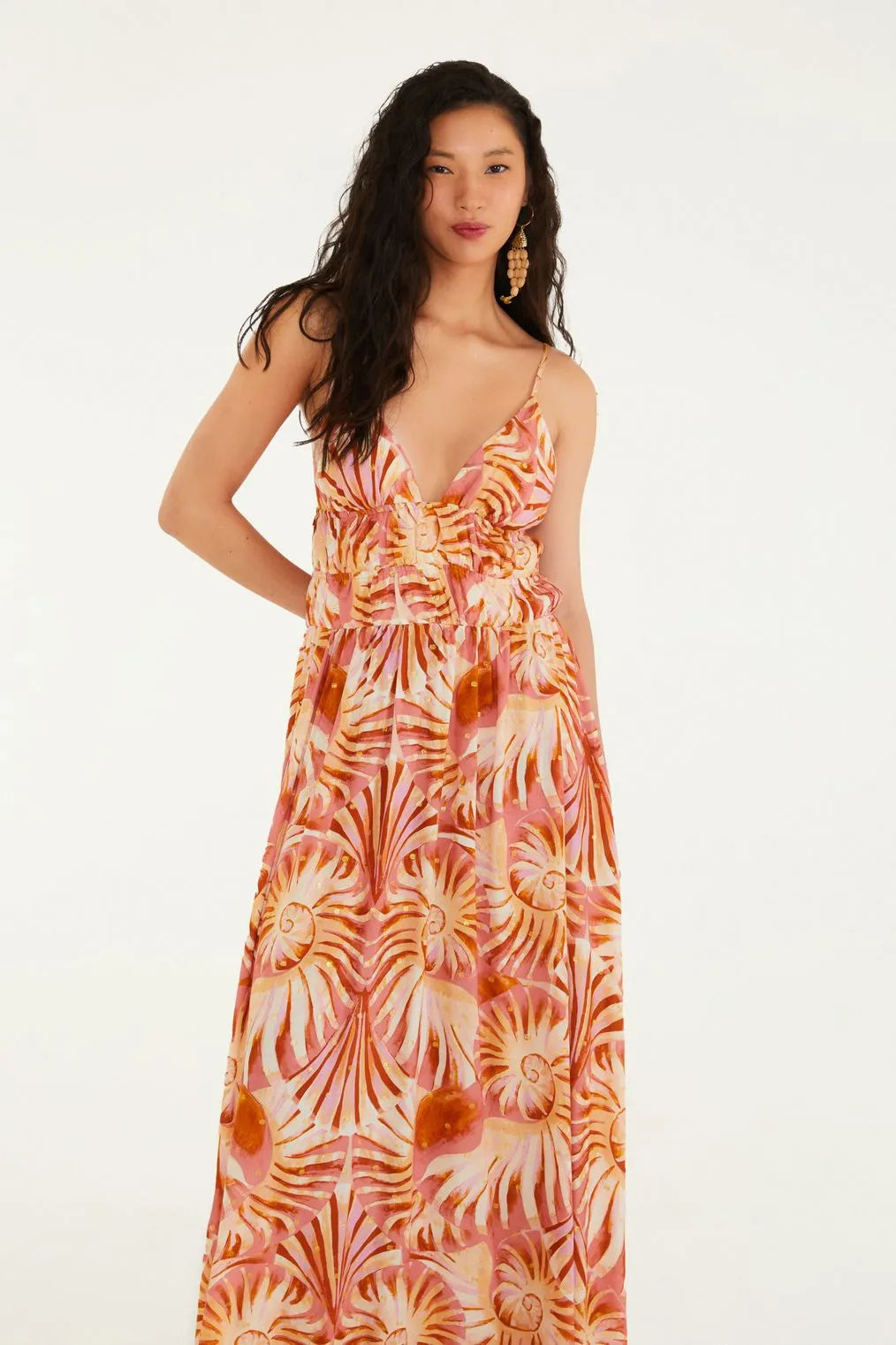 Vista ampla mostrando o look completo com o Vestido Longo Mar de Concha FARM em ambiente natural de verão.