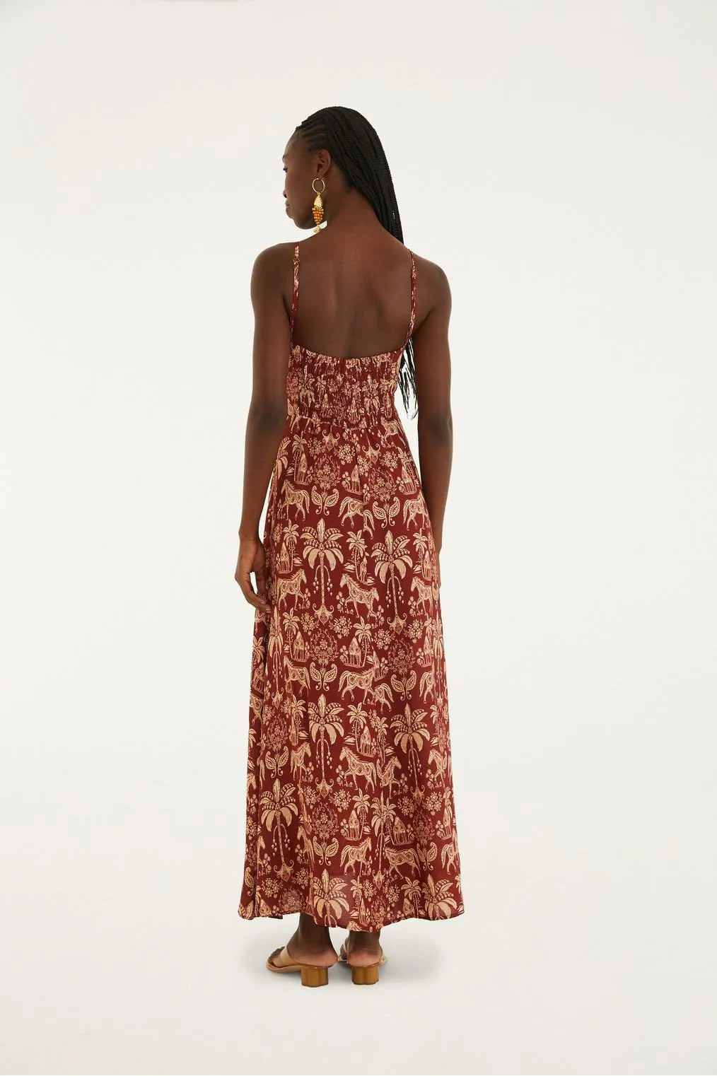 Vista de costas do Vestido Longo Haras FARM, com alças ajustáveis e tecido leve em tons marrom e bege.