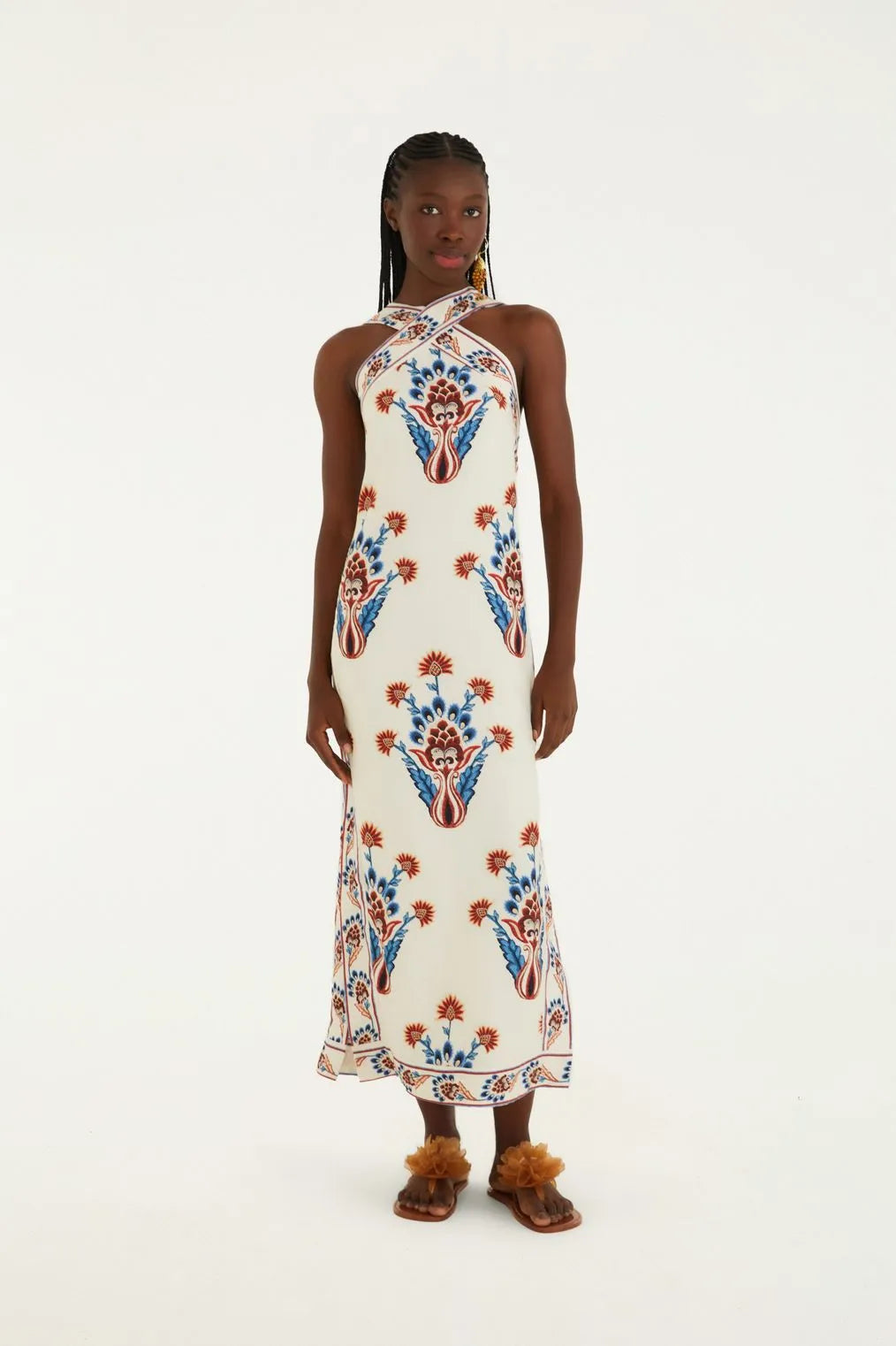 Modelo de frente usando o Vestido Longo Estampado Indra FARM, com alças finas e decote alto.