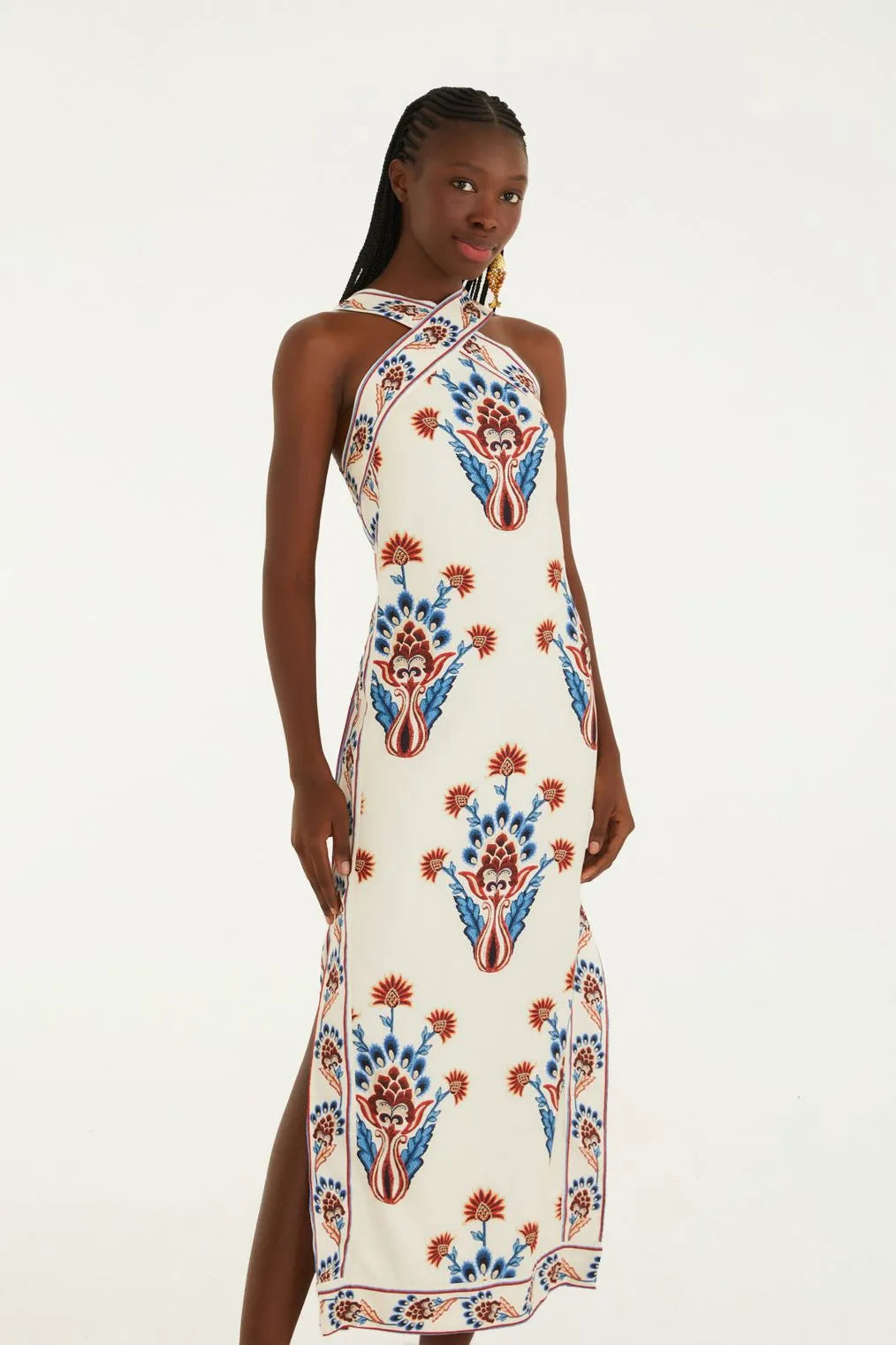 Vista lateral do Vestido Indra FARM mostrando caimento leve e fluidez do tecido.