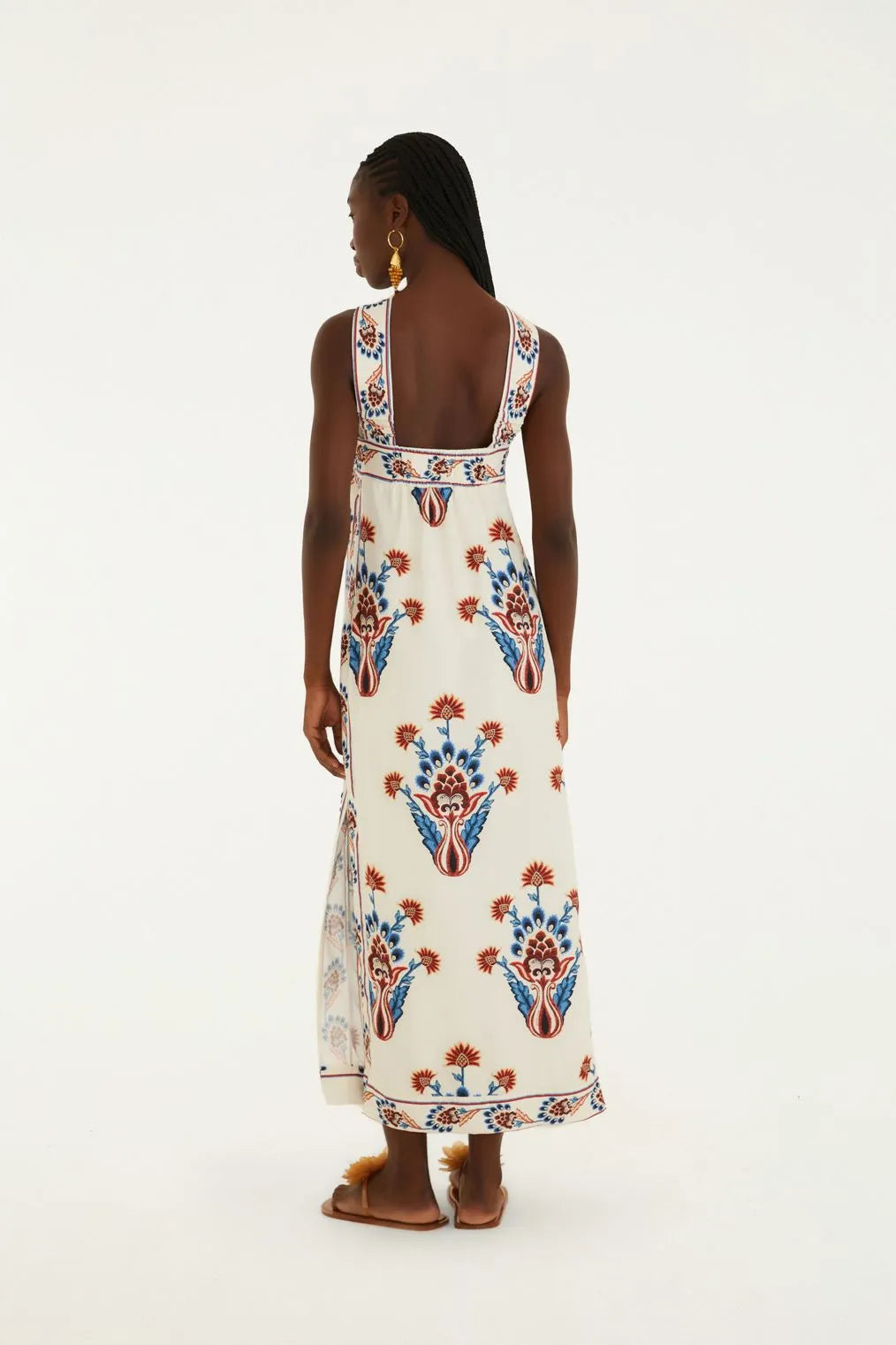 Vista de costas do Vestido Longo Estampado Indra FARM, com alças finas e caimento natural.