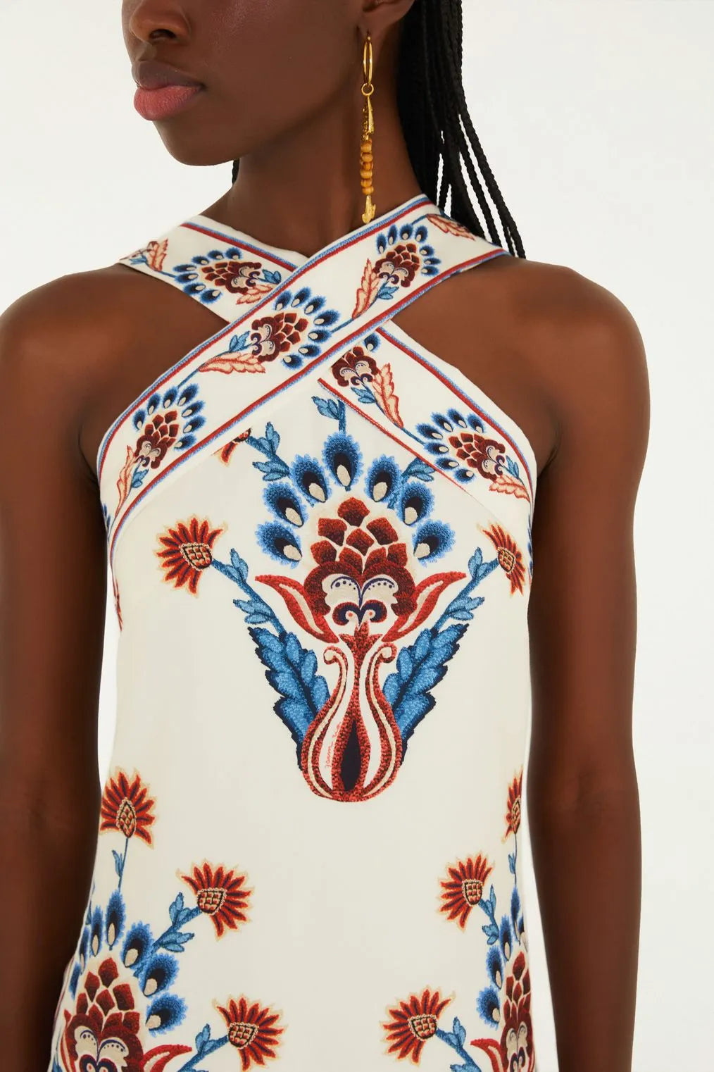 Close na estampa Indra FARM com nuances vibrantes e toque artesanal.