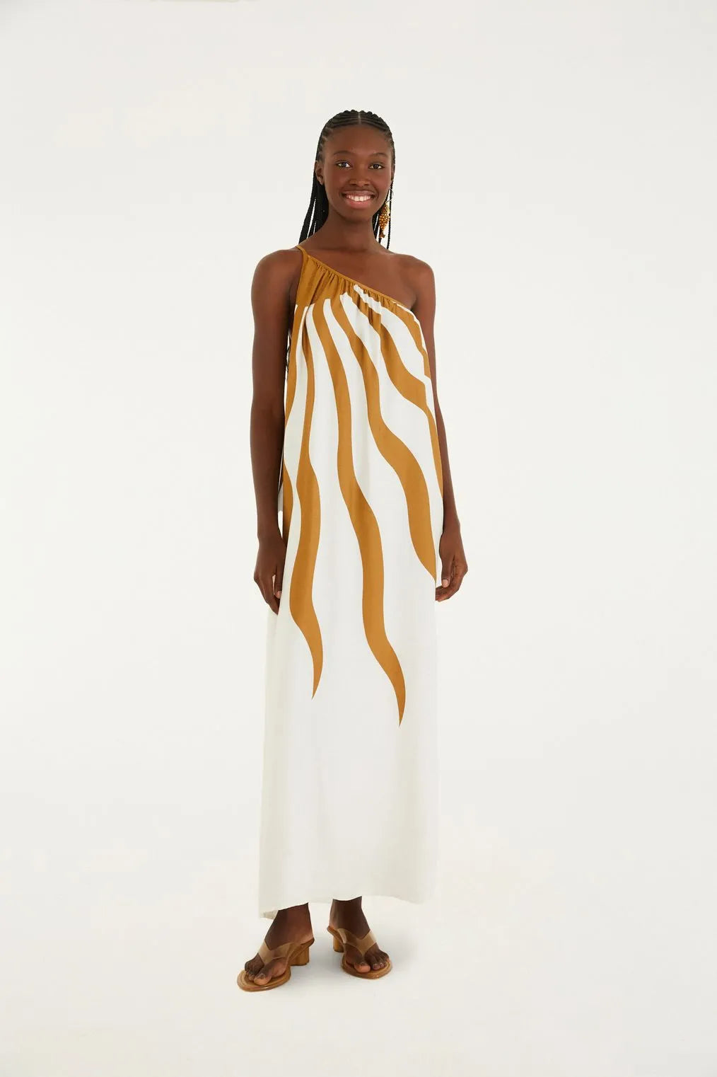 Modelo de frente usando o Vestido Longo Estampado Solare FARM, com ombros à mostra e modelagem fluida.