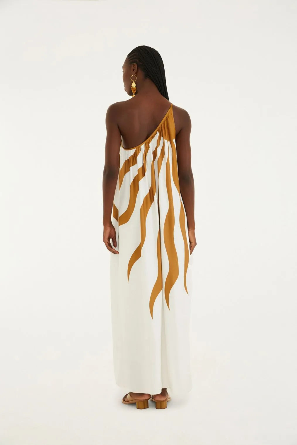 Vista de costas do Vestido Longo Solare FARM, com design sem alças e caimento natural.