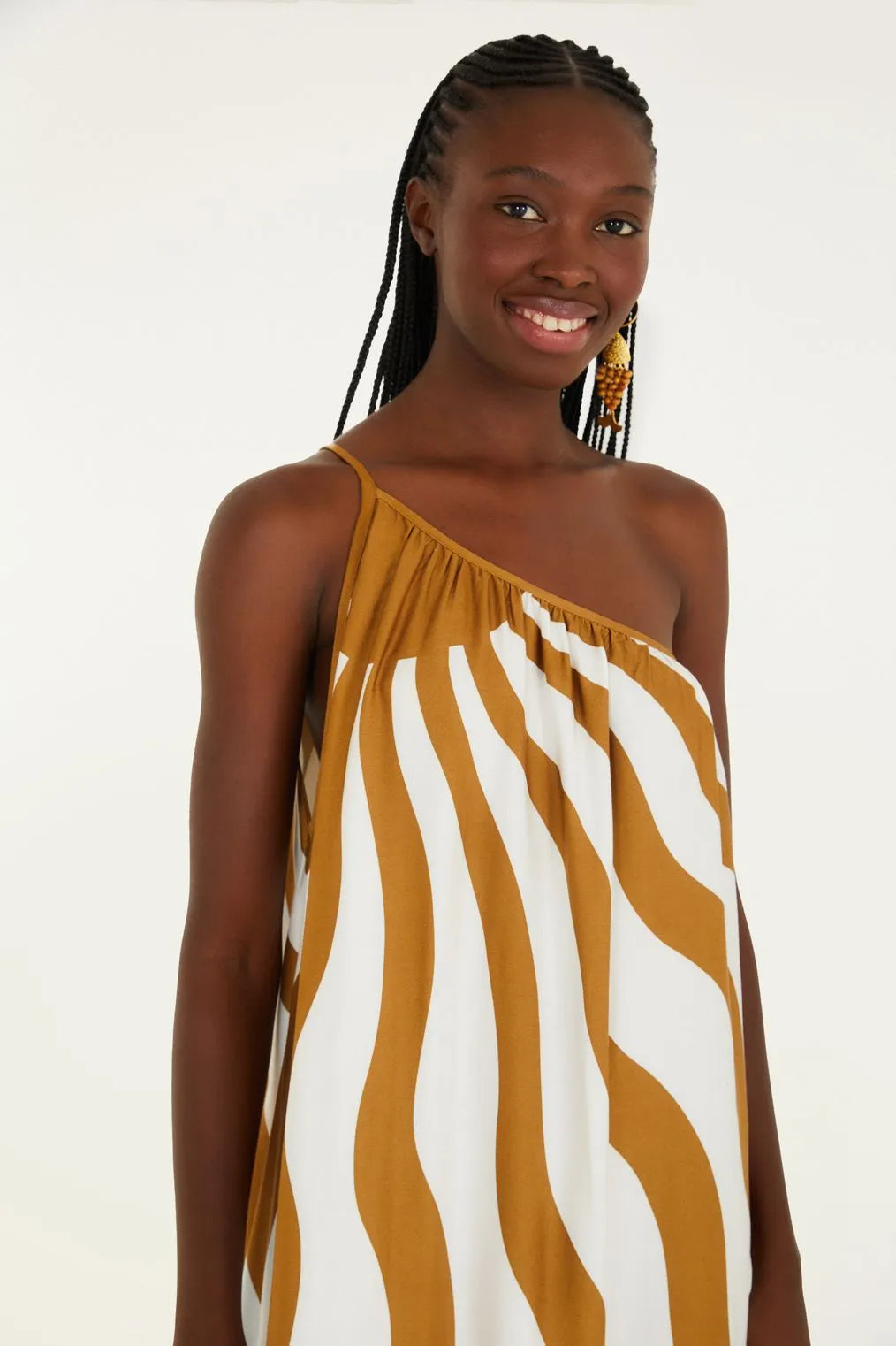 Look casual com o Vestido Solare FARM em cenário de verão iluminado.