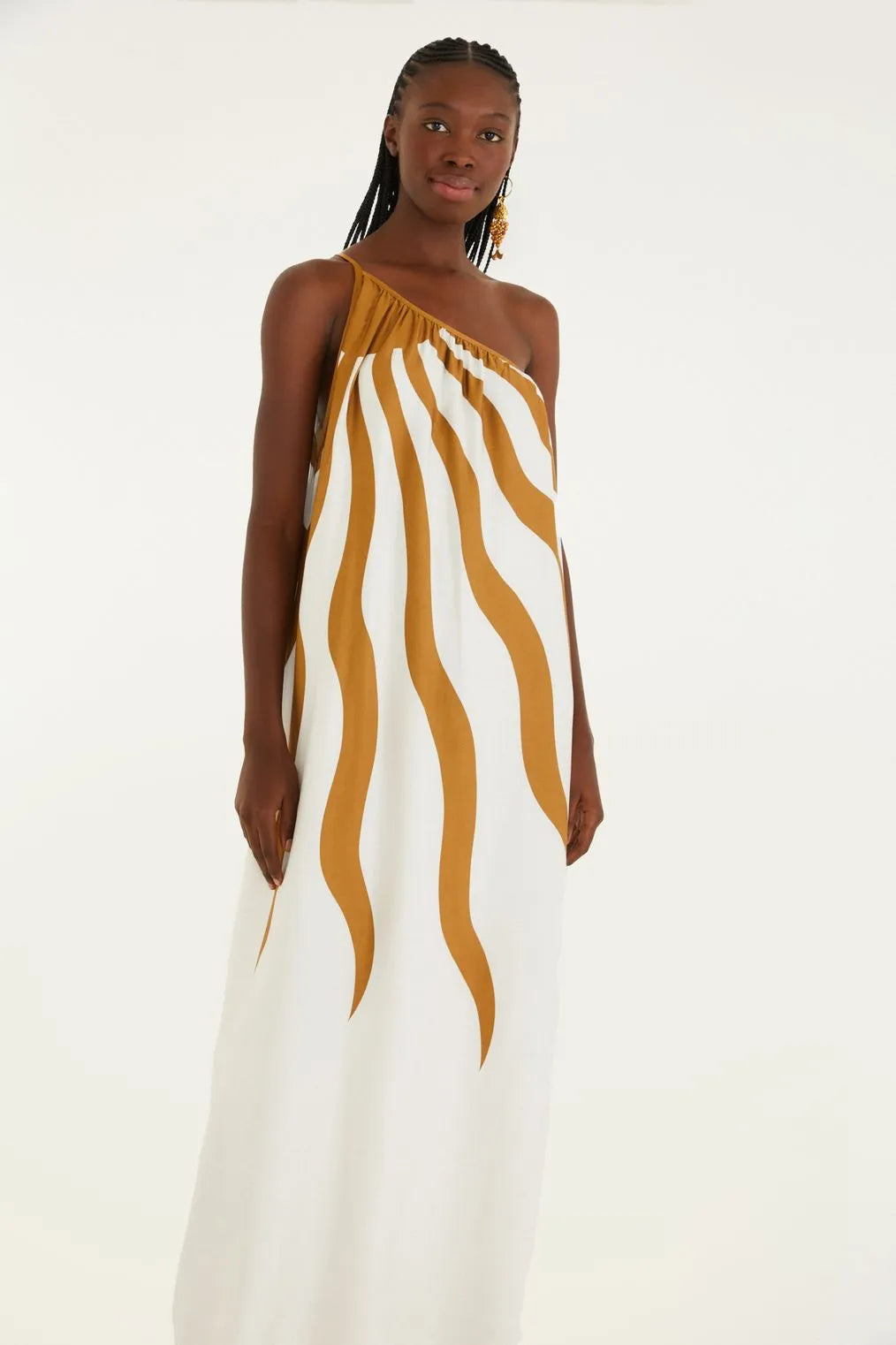 Vista ampla mostrando o look completo com o Vestido Longo Estampado Solare FARM em cenário tropical.