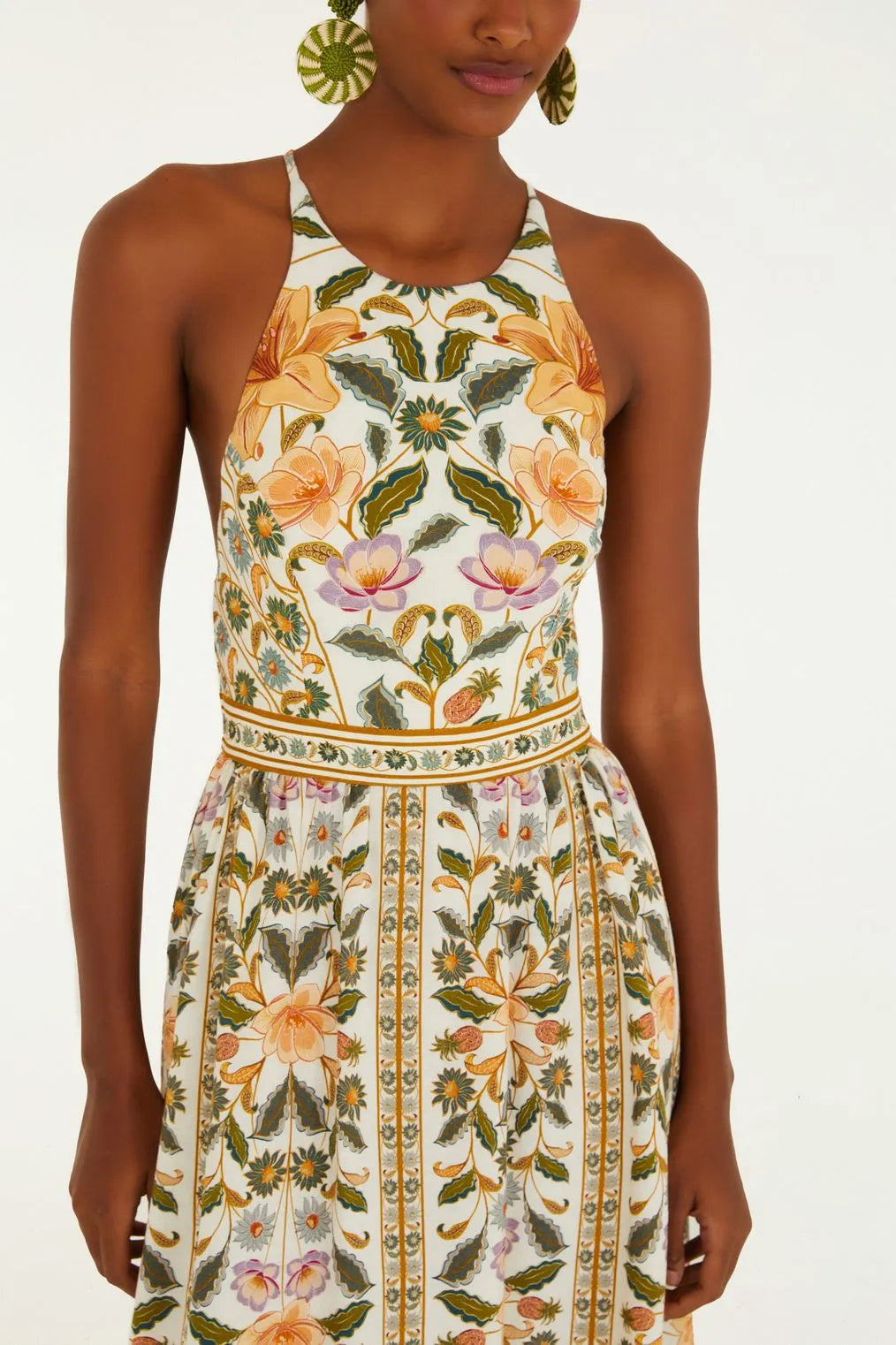 Close na estampa Marcelle FARM com tons vibrantes e design exclusivo.