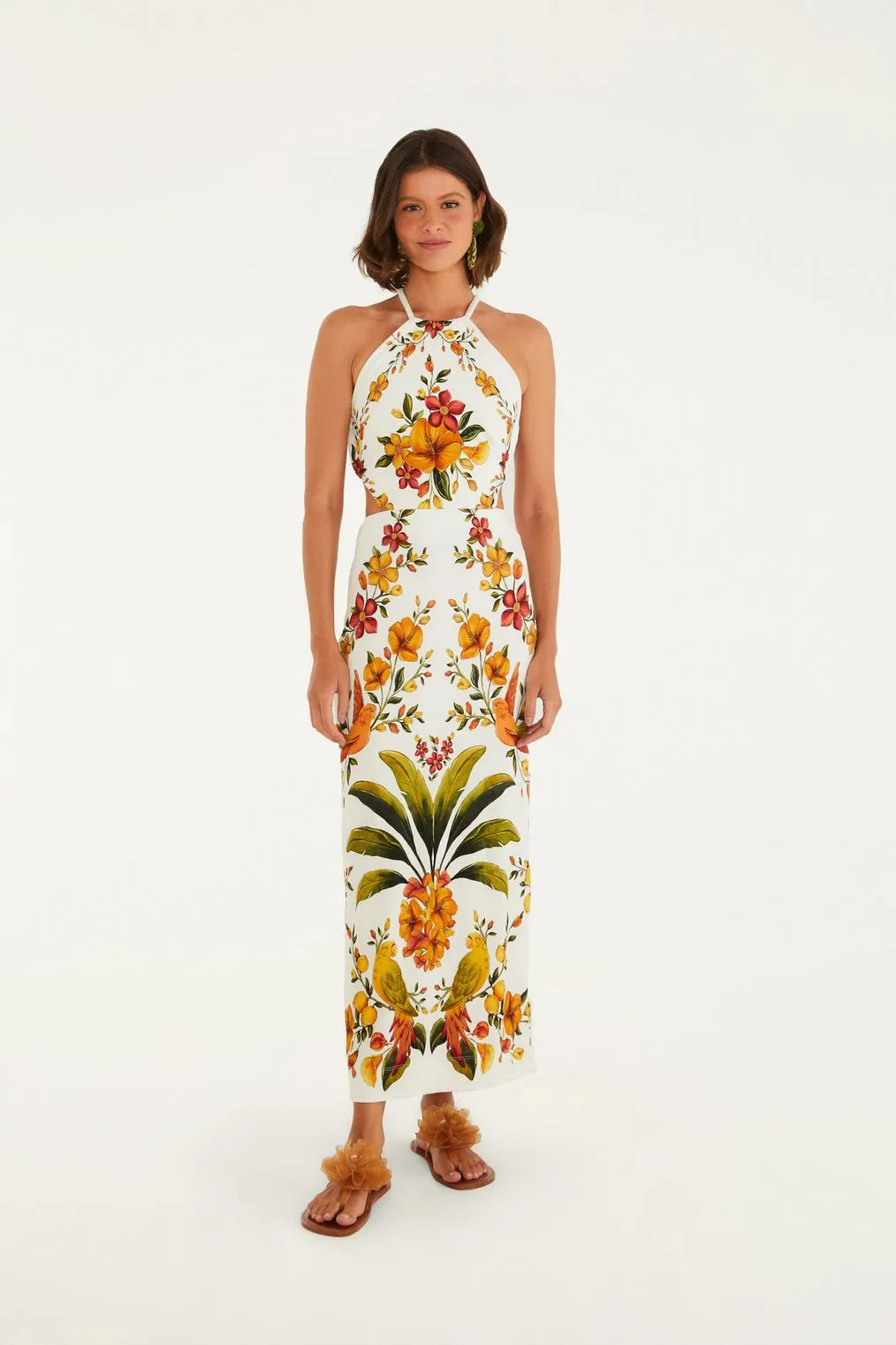 Modelo de frente usando o Vestido Midi Estampado Bosque Chic FARM, com decote halter e modelagem reta.