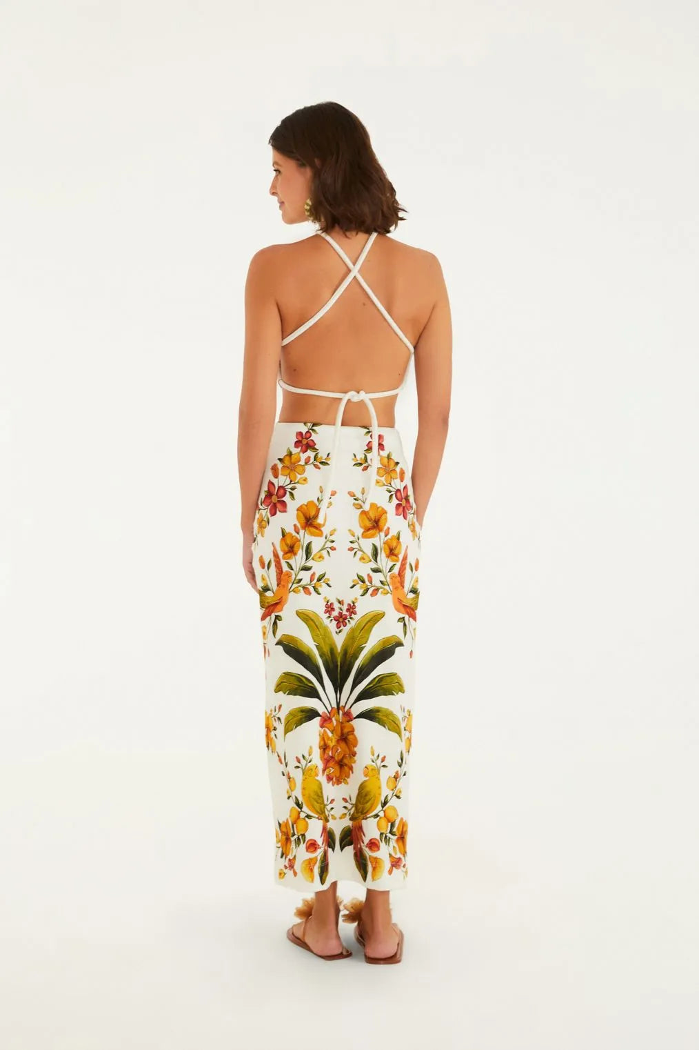 Vista de costas do Vestido Midi Bosque Chic FARM, com fecho posterior e decote halter.