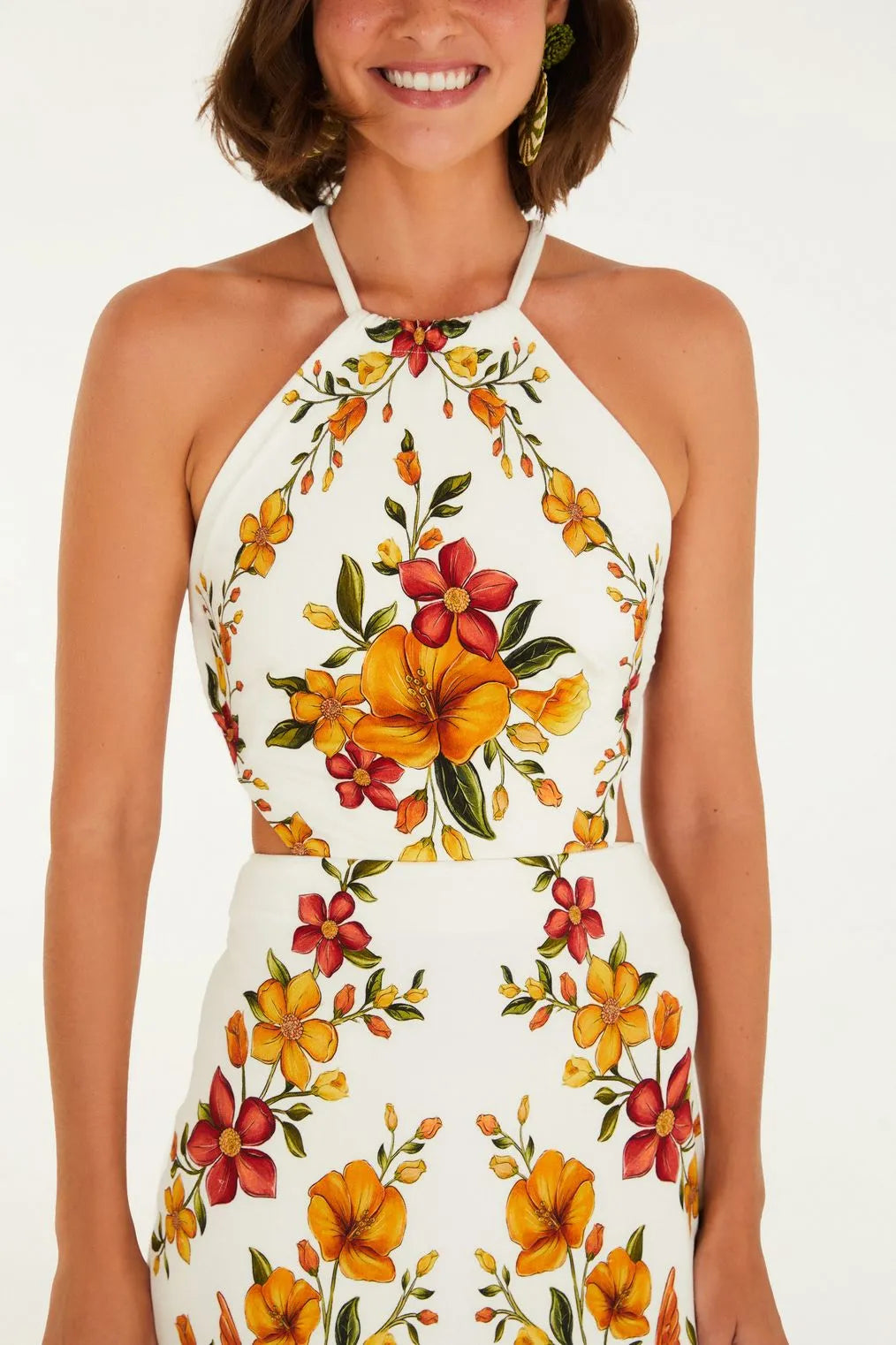 Look casual com o Vestido Bosque Chic FARM em ambiente natural e iluminado.